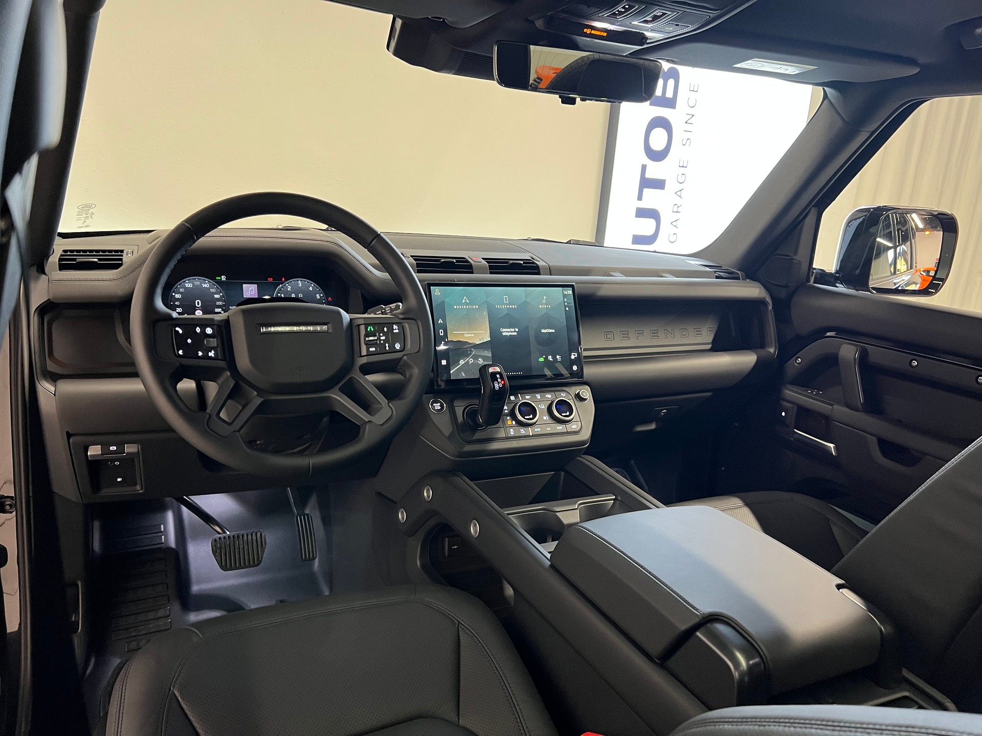 LAND ROVER Defender 110 2.0 P300e X-Dynamic HSE-showroom-element-2