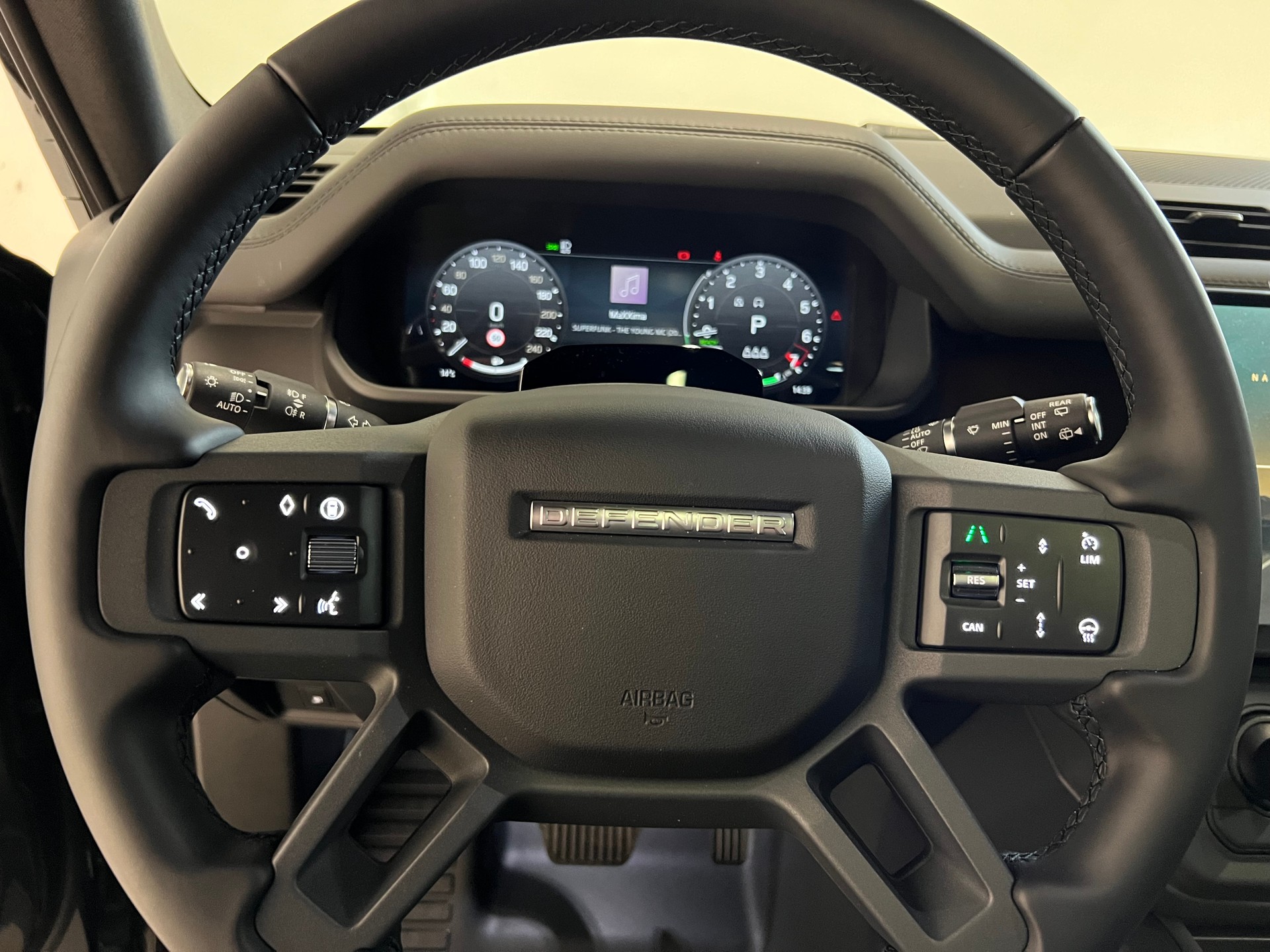 LAND ROVER Defender 110 2.0 P300e X-Dynamic HSE-showroom-element-3