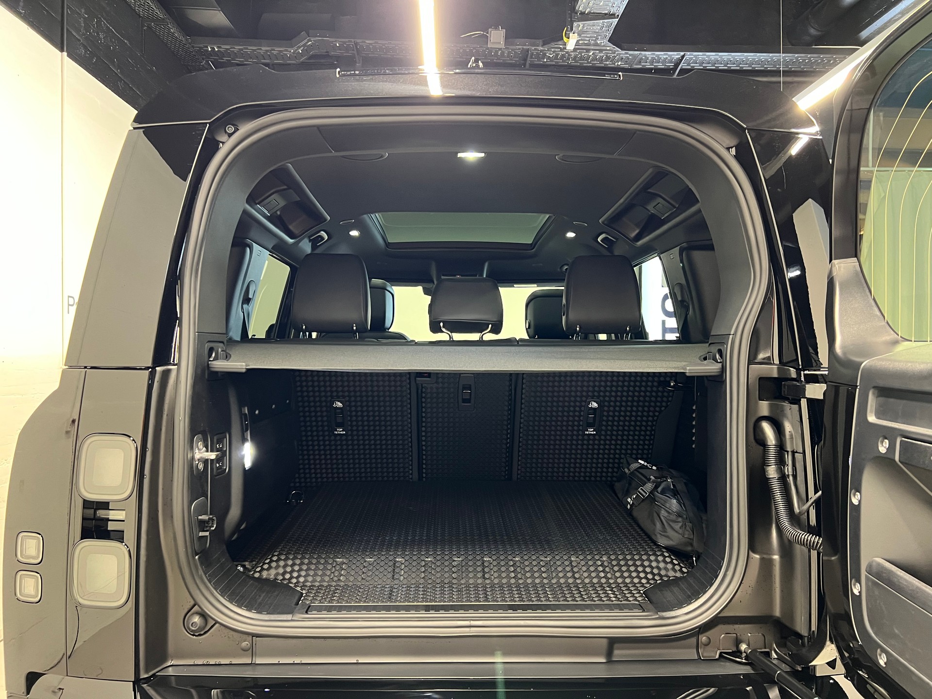 LAND ROVER Defender 110 2.0 P300e X-Dynamic HSE-image-12
