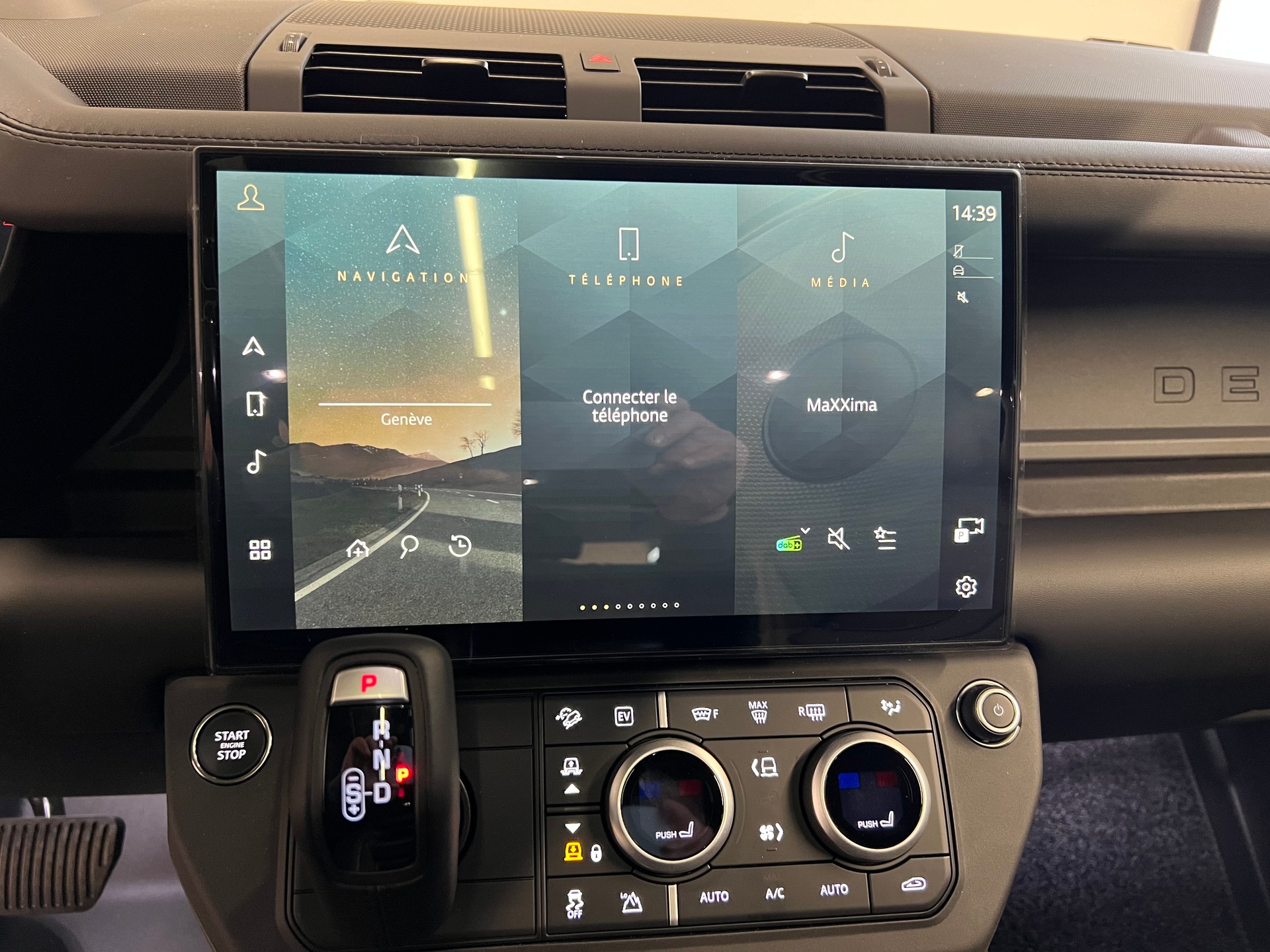 LAND ROVER Defender 110 2.0 P300e X-Dynamic HSE-image-4