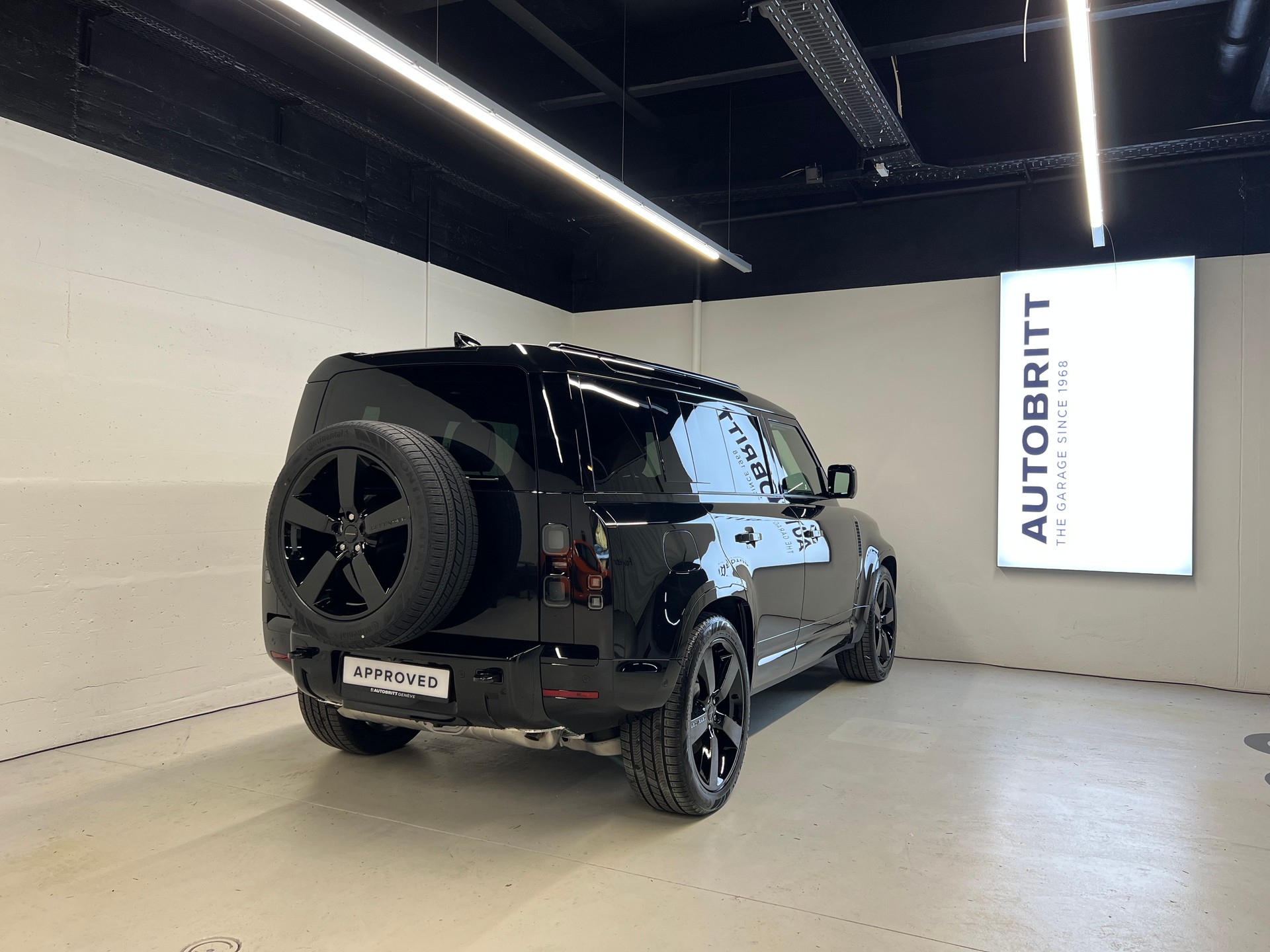 LAND ROVER Defender 110 2.0 P300e X-Dynamic HSE-showroom-element-1