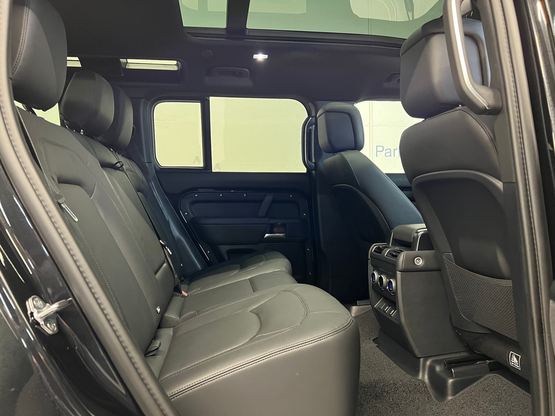 LAND ROVER Defender 110 2.0 P300e X-Dynamic HSE-image-6