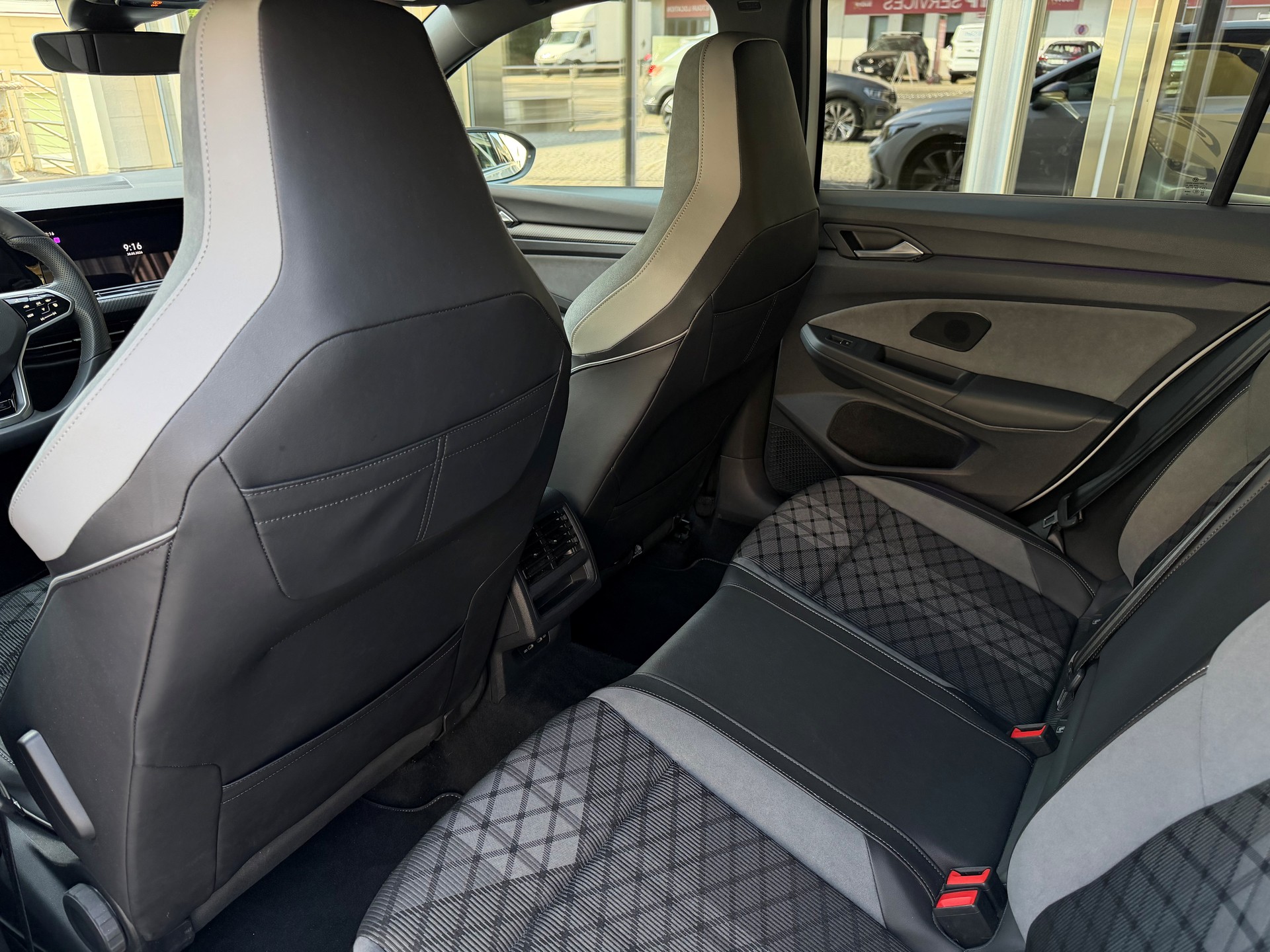 VW Golf 1.5 eTSI mHEV R-Line-image-11