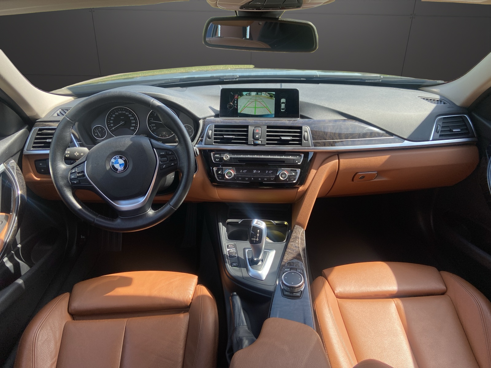 BMW 330i xDrive Luxury Line Steptronic-image-10