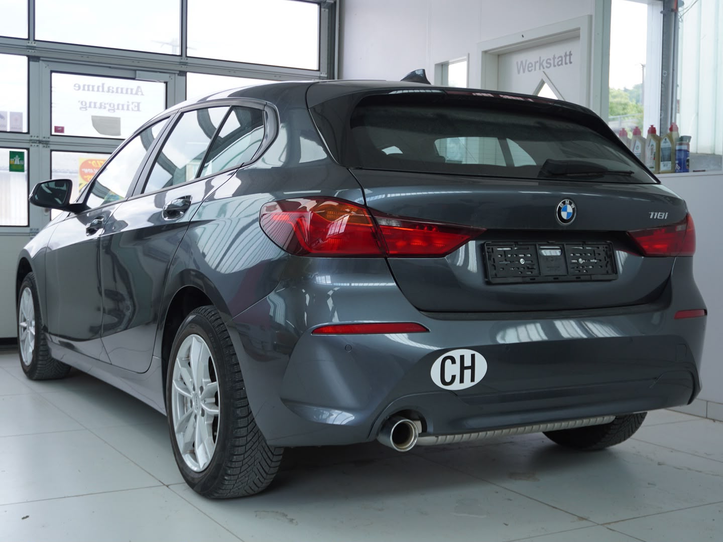 BMW 118i Essential Edition Steptronic-showroom-element-1