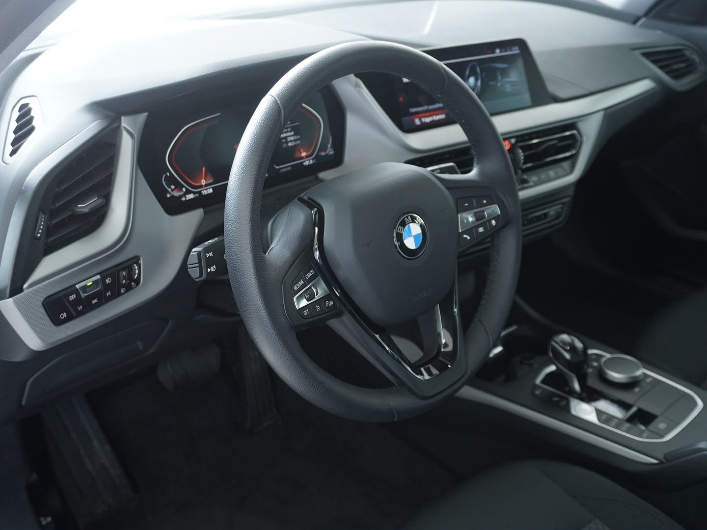 BMW 118i Essential Edition Steptronic-showroom-element-2