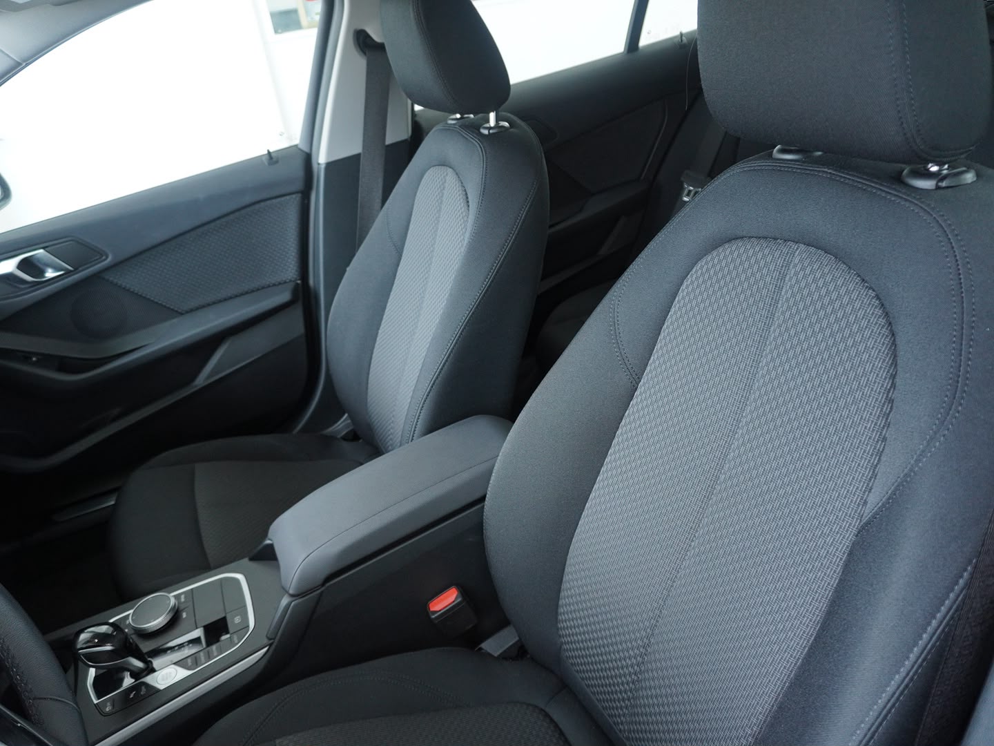 BMW 118i Essential Edition Steptronic-showroom-element-3