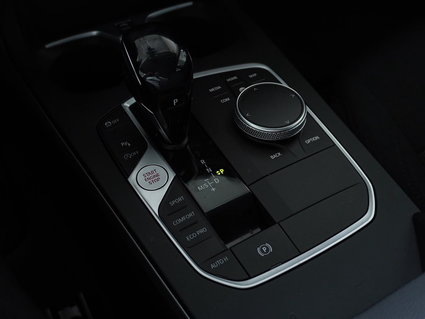 BMW 118i Essential Edition Steptronic-image-6