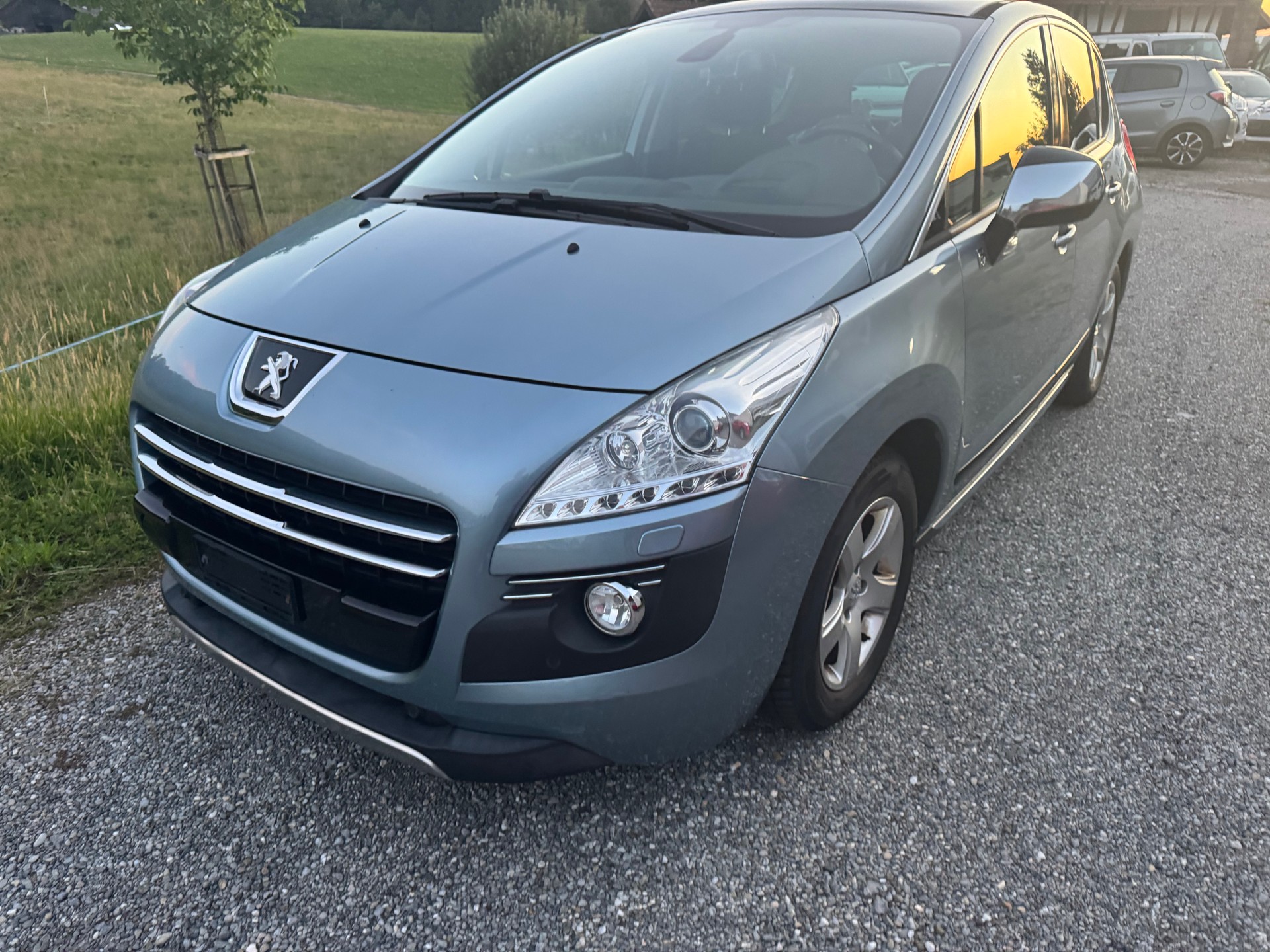 PEUGEOT 3008 HYbrid4 2.0 HDI EGS6-showroom-element-1