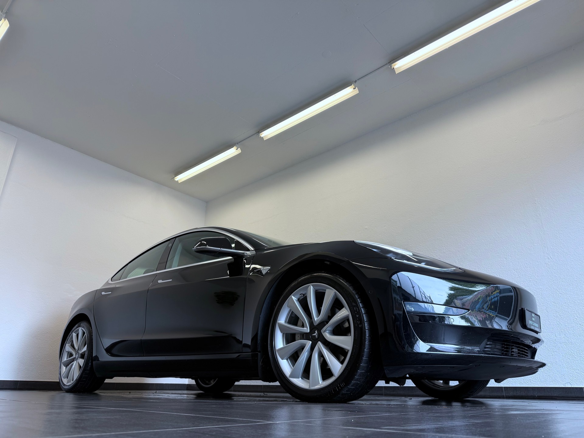 TESLA Model 3 Long Range Dual Motor AWD-showroom-element-2