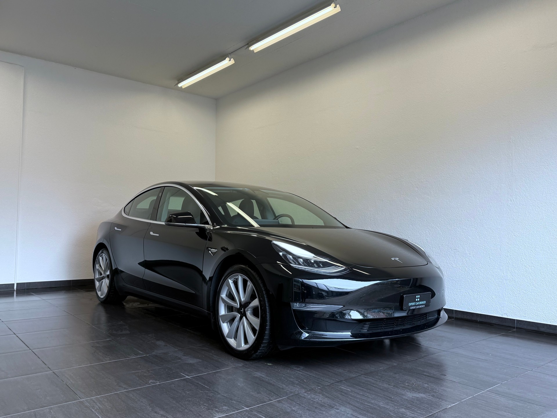 TESLA Model 3 Long Range Dual Motor AWD-showroom-element-1