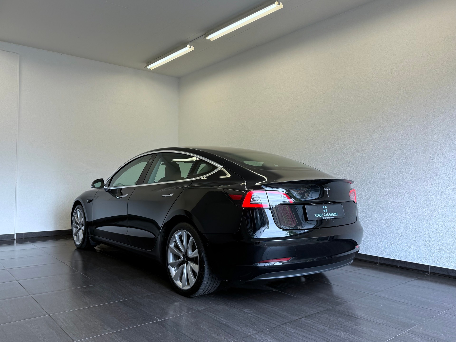 TESLA Model 3 Long Range Dual Motor AWD-image-8