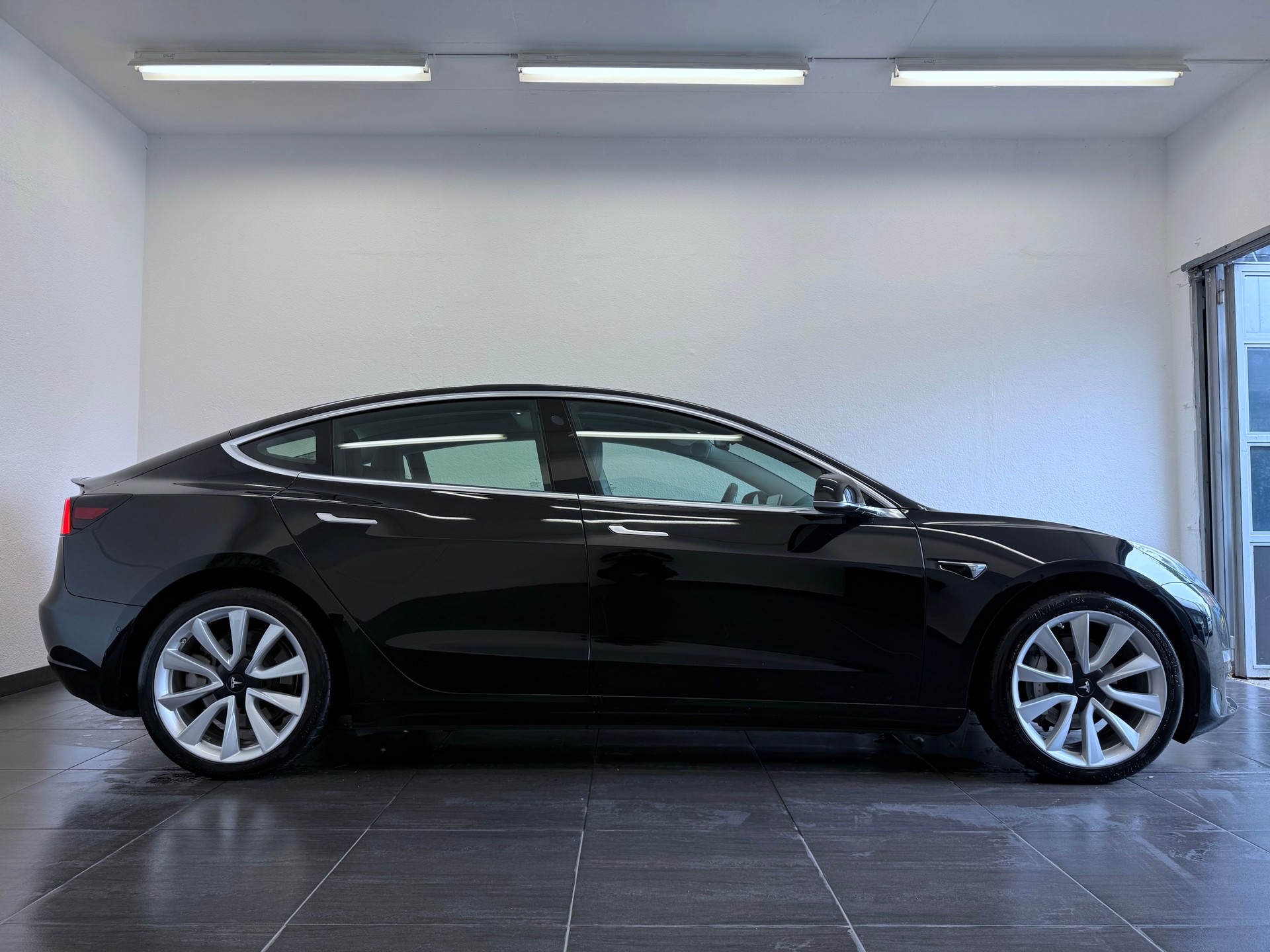 TESLA Model 3 Long Range Dual Motor AWD-image-4