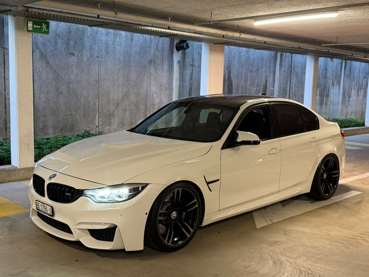 BMW M3 Competition Drivelogic-showroom-element-2