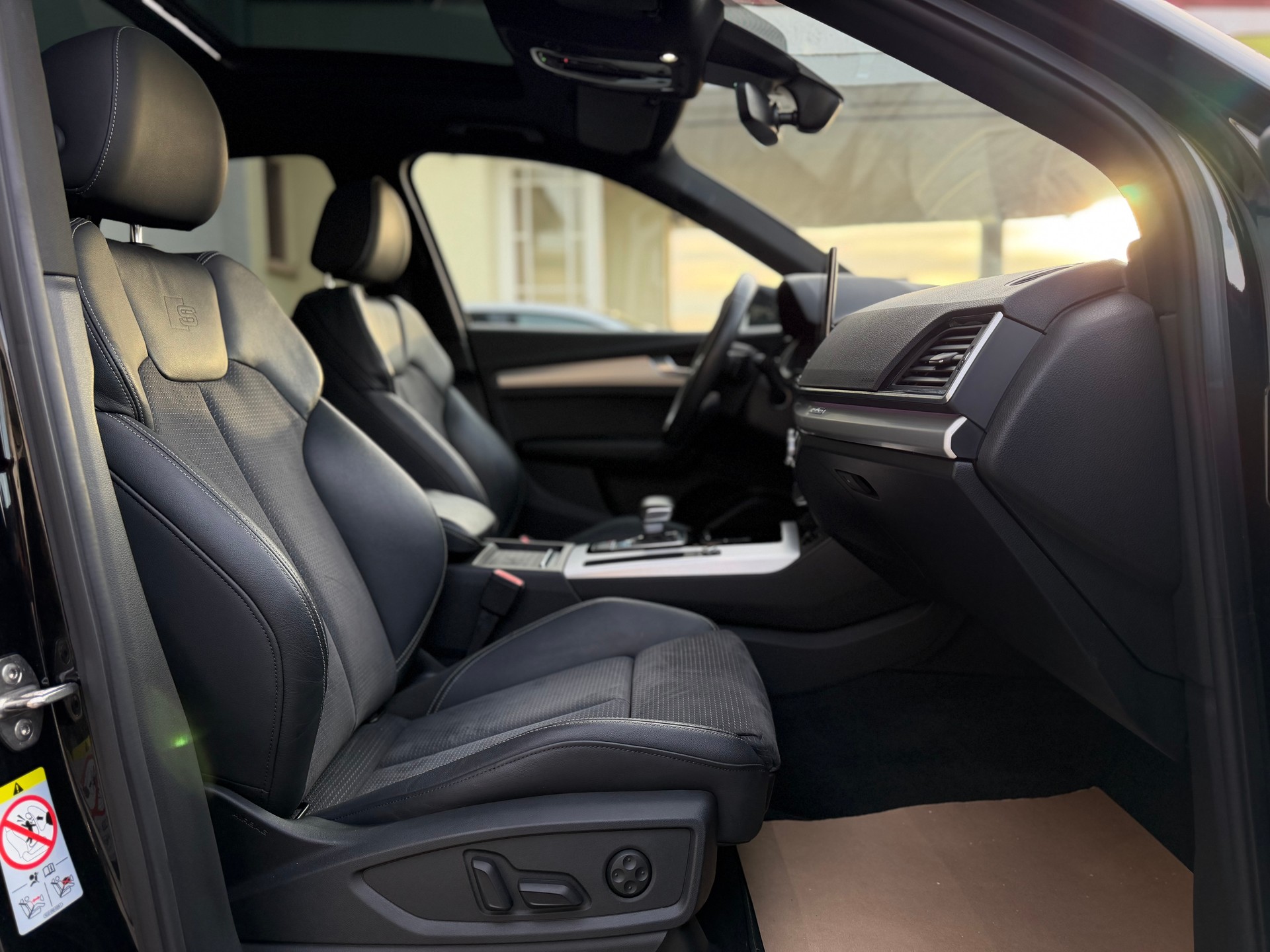 AUDI Q5 40 TDI Black Edition quattro S-tronic-image-14