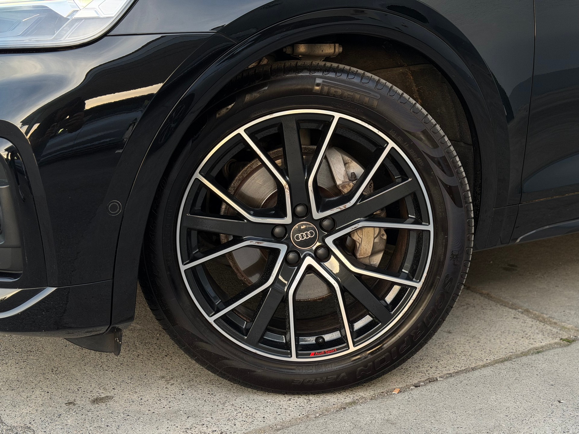 AUDI Q5 40 TDI Black Edition quattro S-tronic-image-9