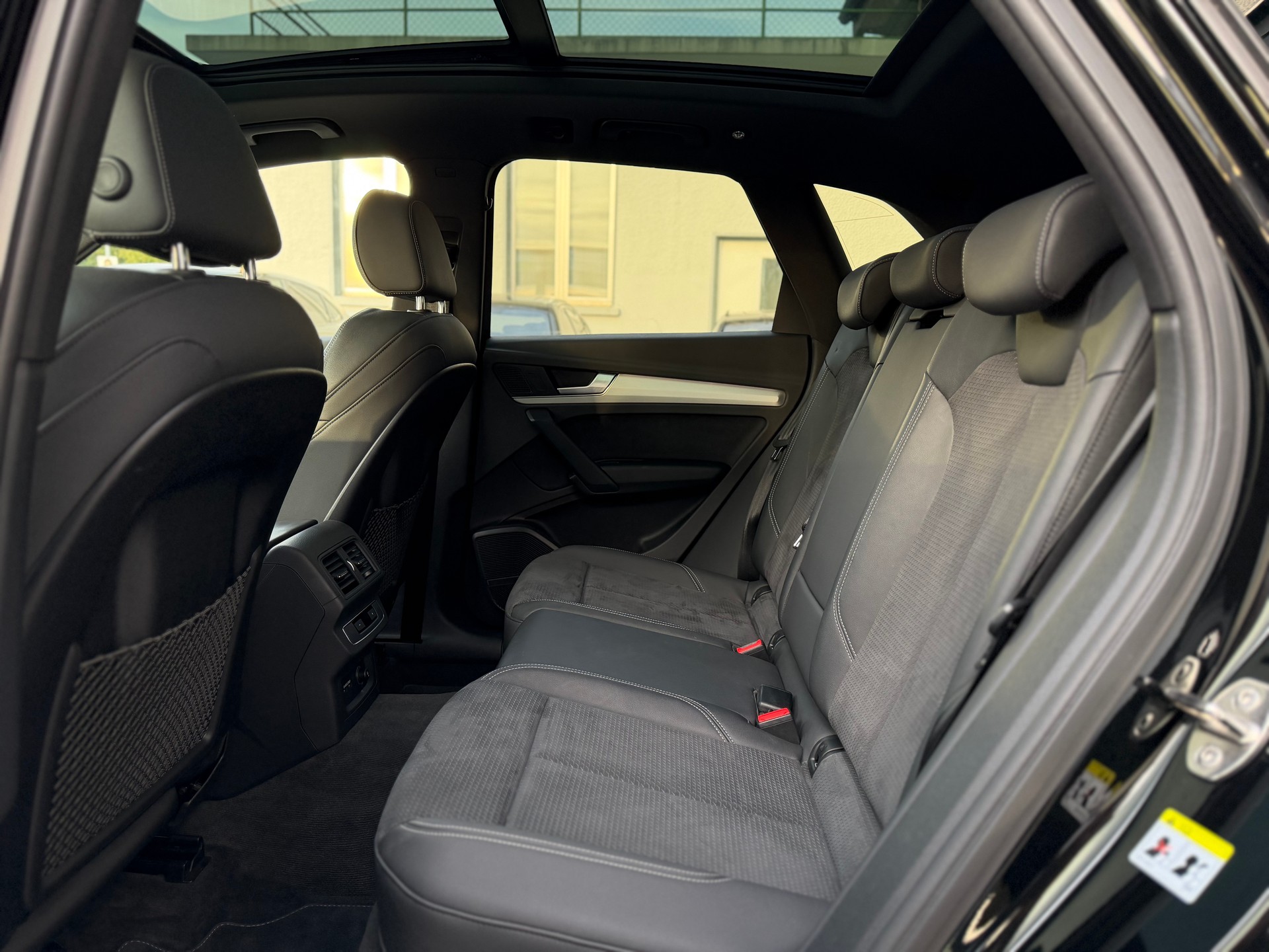 AUDI Q5 40 TDI Black Edition quattro S-tronic-image-11