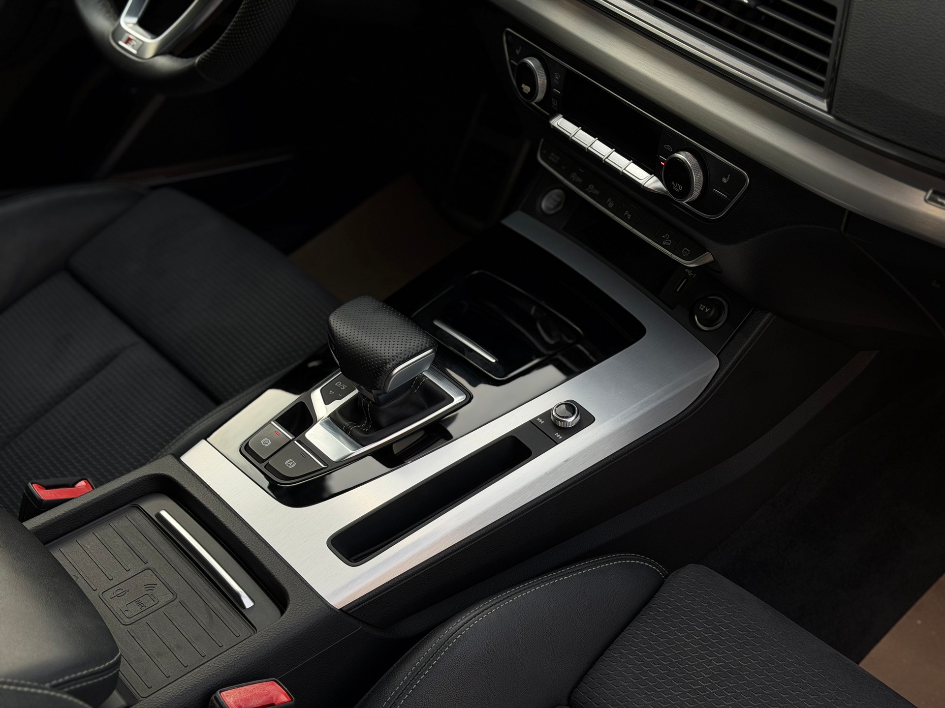 AUDI Q5 40 TDI Black Edition quattro S-tronic-image-19
