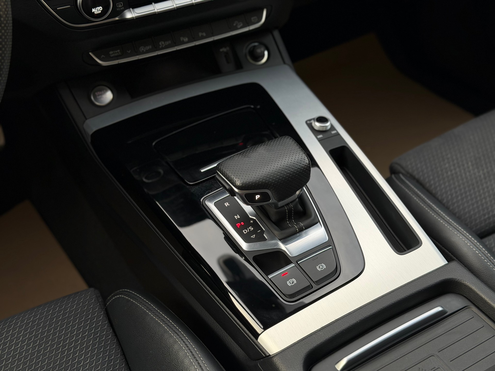 AUDI Q5 40 TDI Black Edition quattro S-tronic-image-18