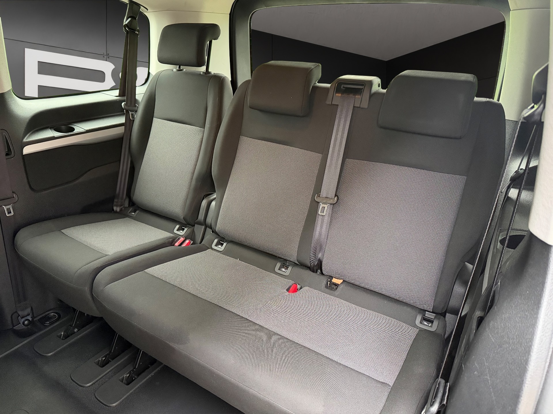PEUGEOT Traveller 2.0 BlueHDi Business VIP Standard EAT8-image-12