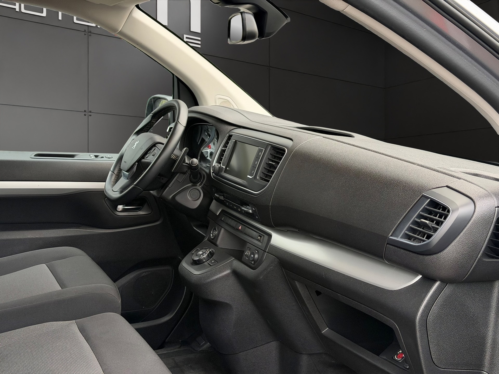 PEUGEOT Traveller 2.0 BlueHDi Business VIP Standard EAT8-image-13
