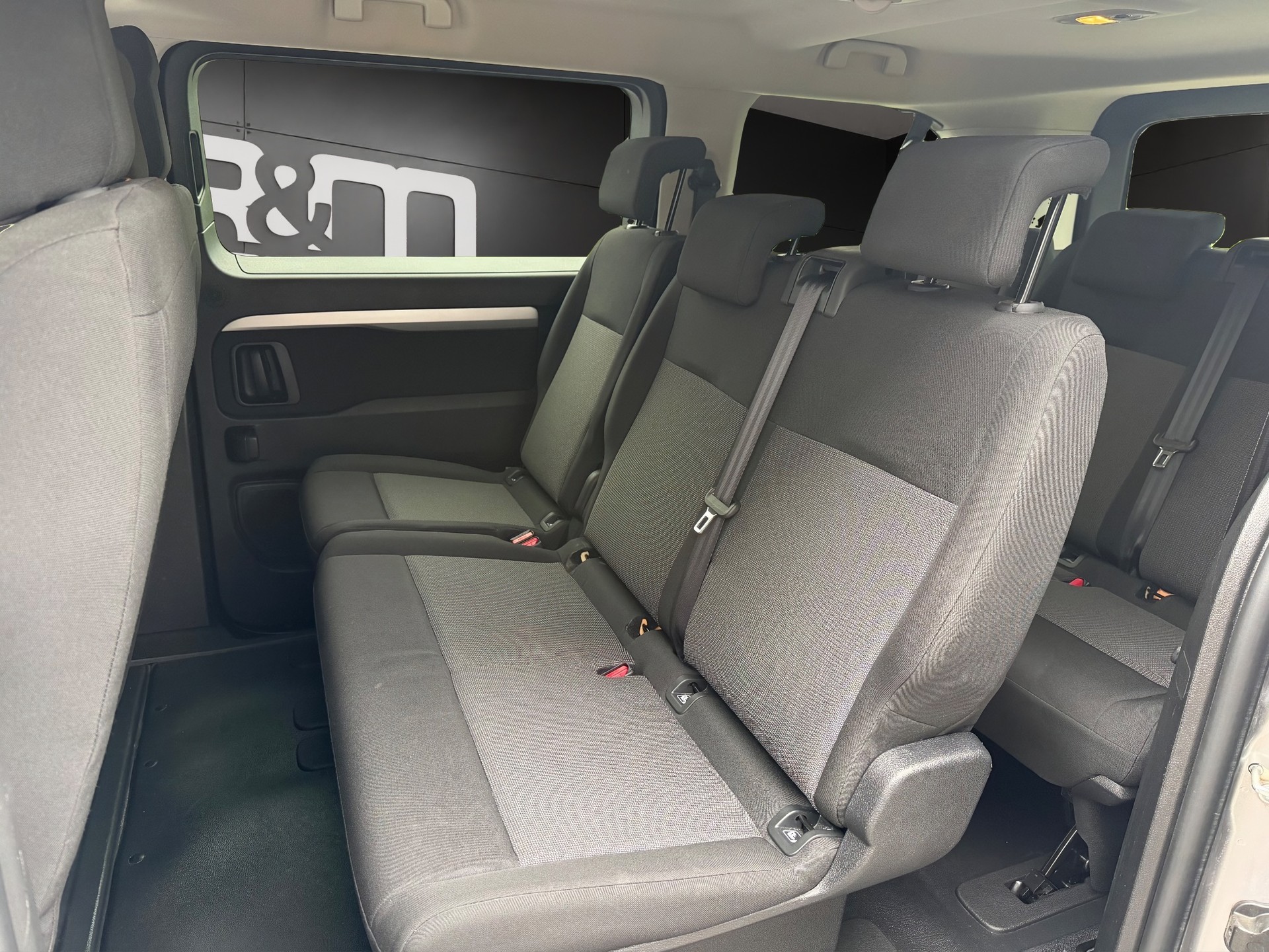 PEUGEOT Traveller 2.0 BlueHDi Business VIP Standard EAT8-image-11