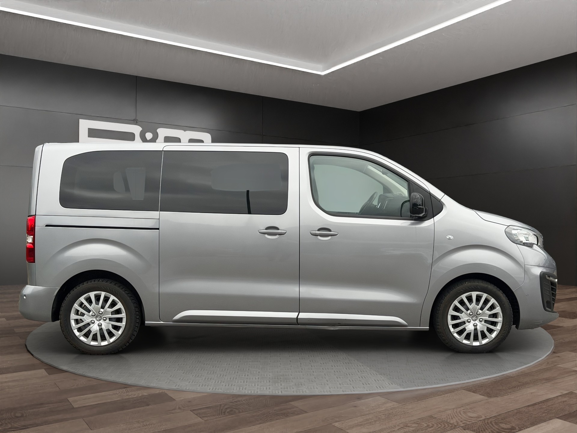 PEUGEOT Traveller 2.0 BlueHDi Business VIP Standard EAT8-showroom-element-2
