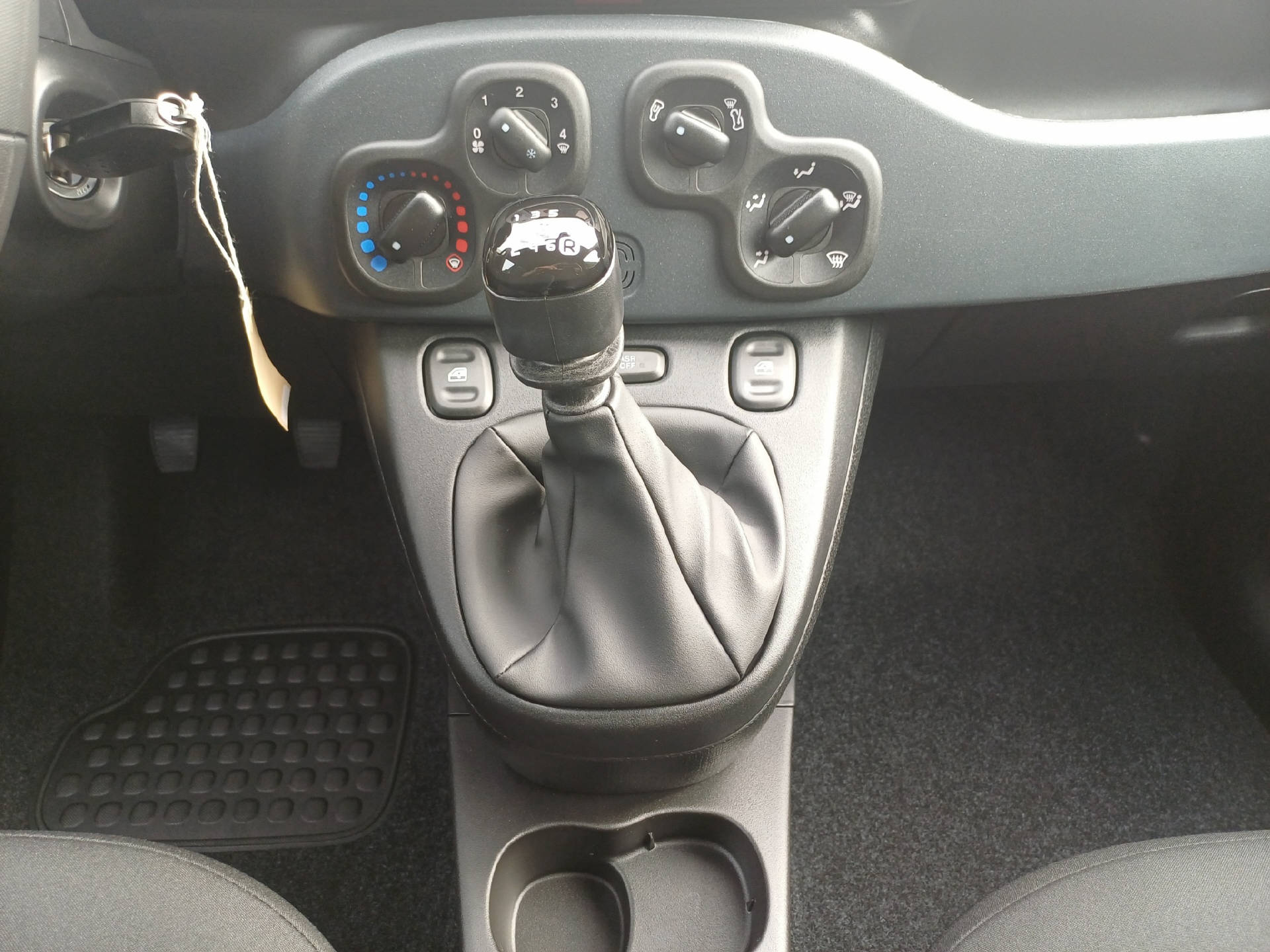 FIAT Panda 1.0 Hybrid Cross-image-12