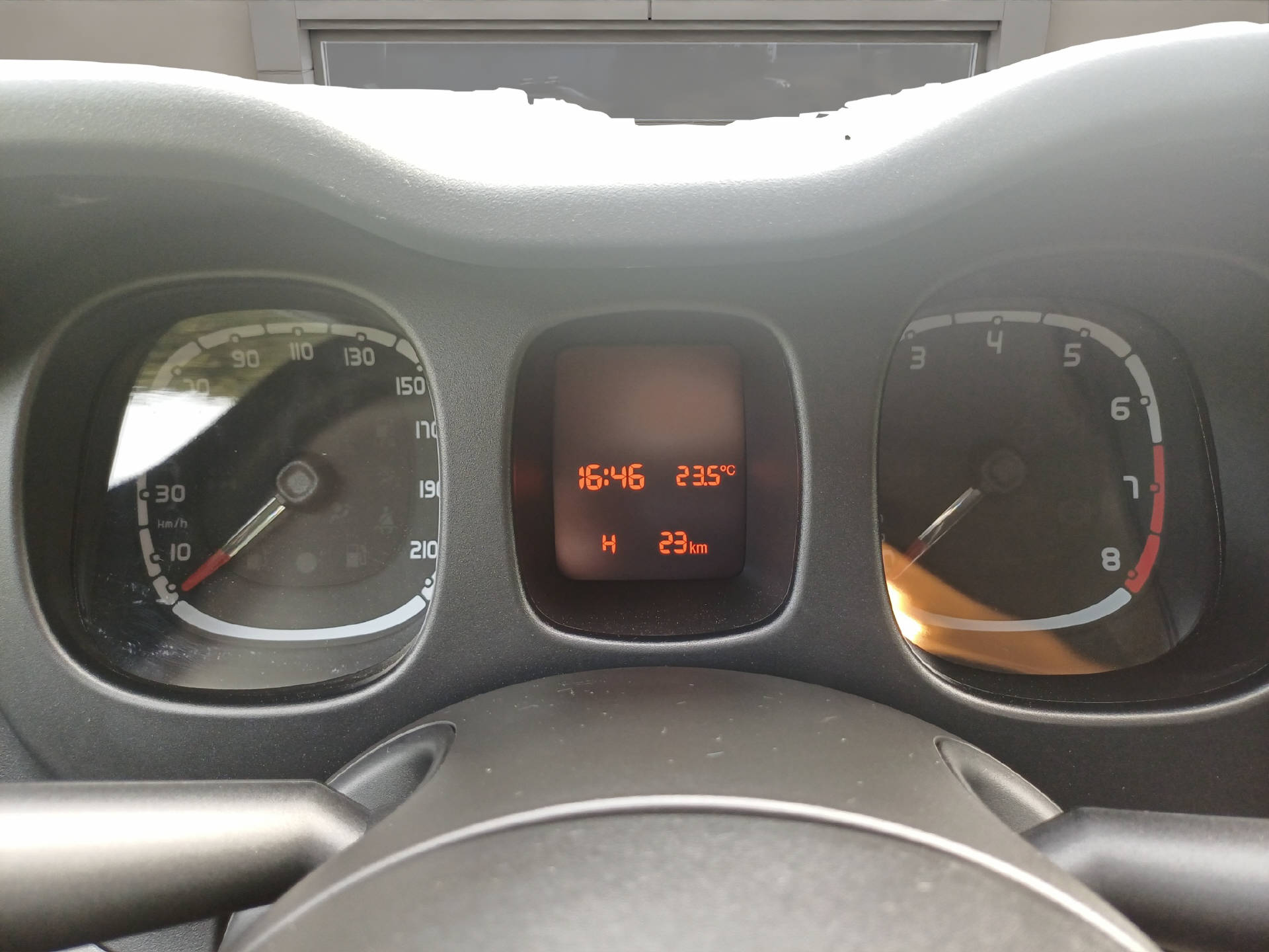 FIAT Panda 1.0 Hybrid Cross-image-9