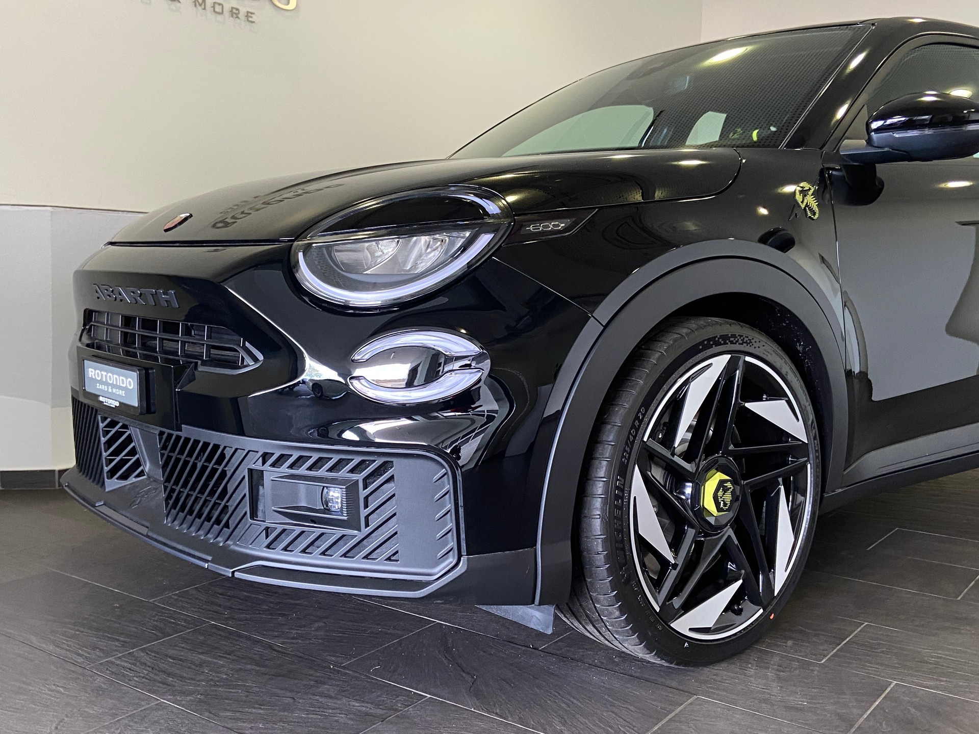 FIAT Abarth 600e Turismo-showroom-element-2