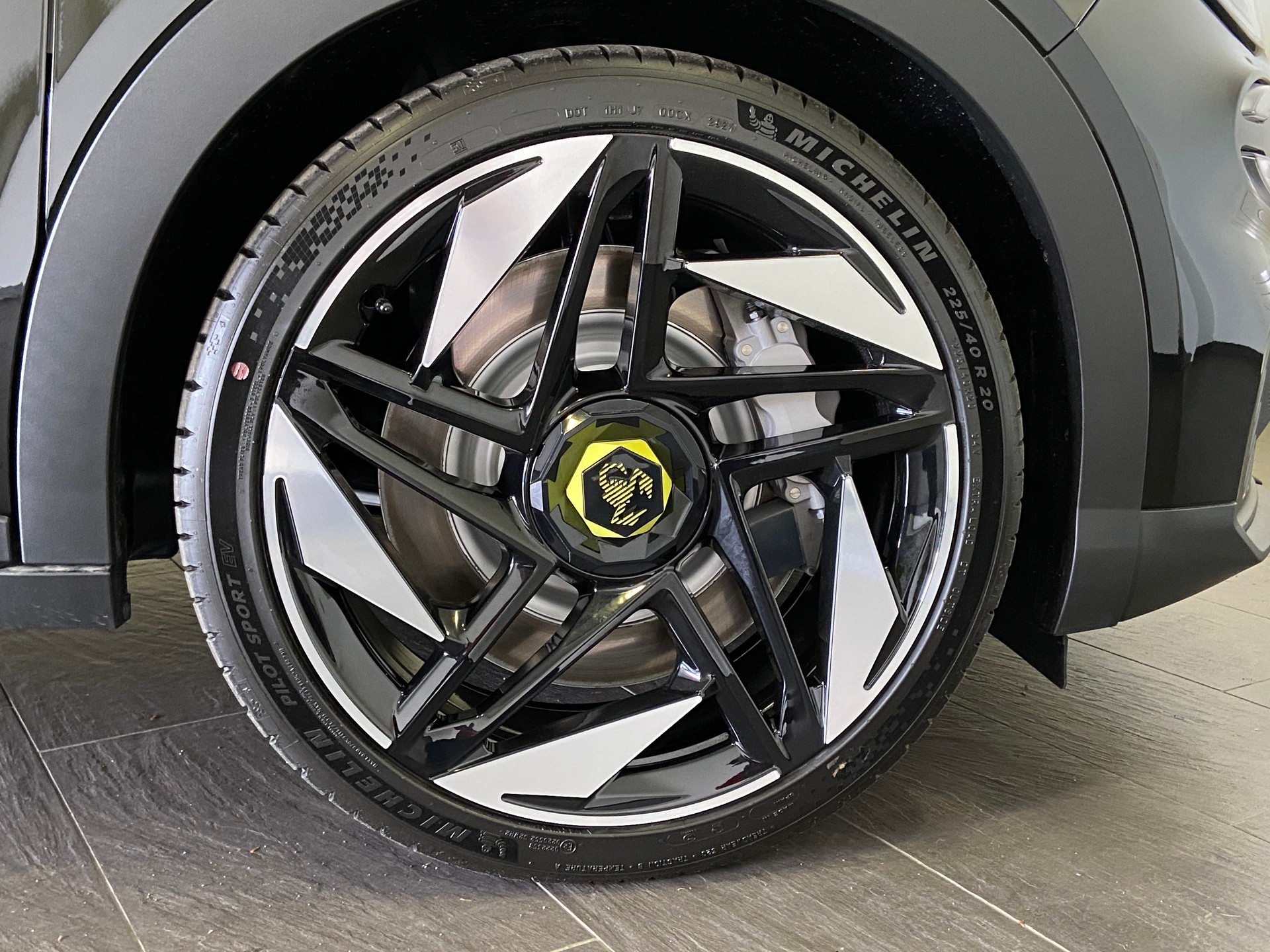 FIAT Abarth 600e Turismo-showroom-element-3