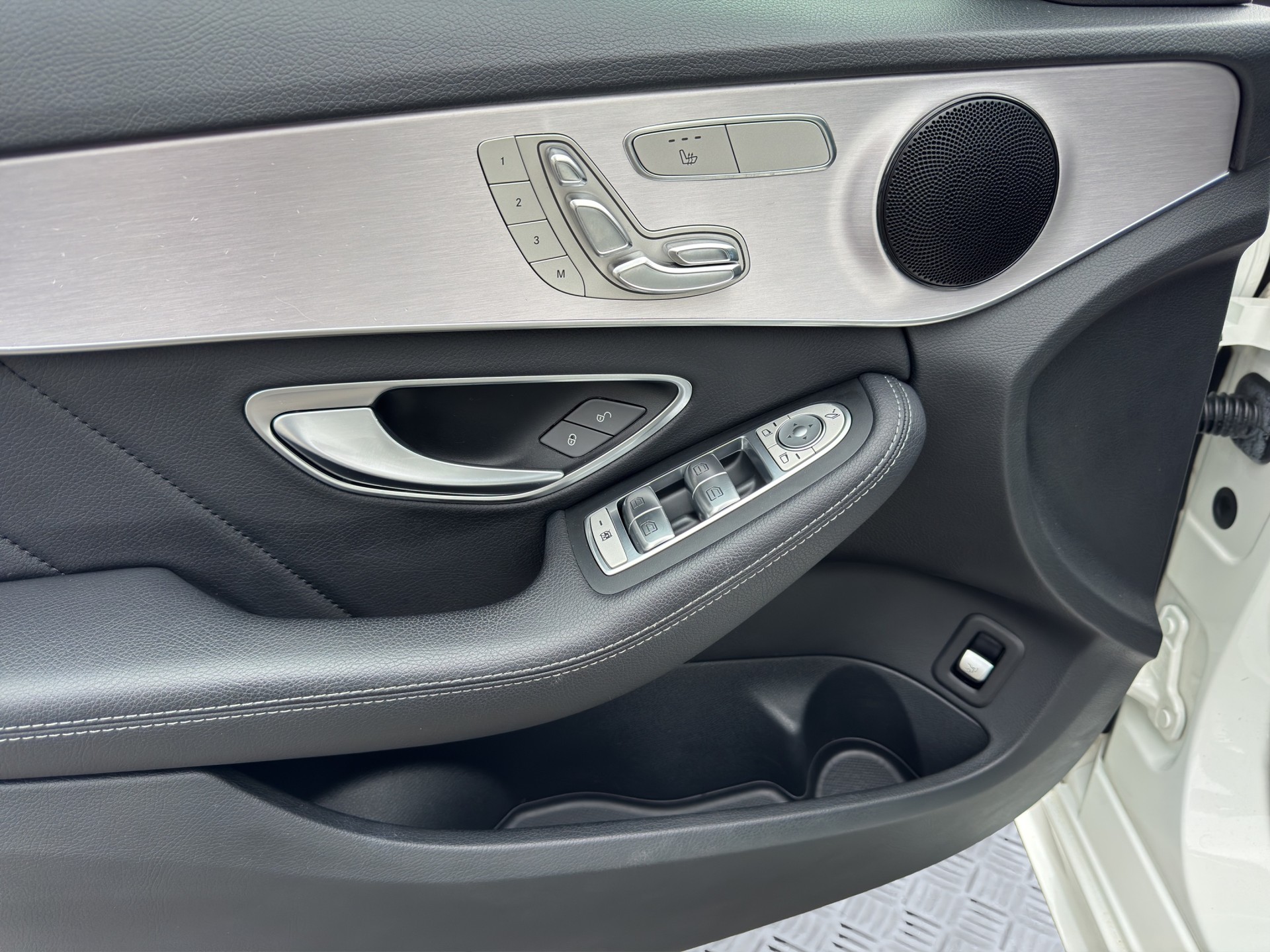 MERCEDES-BENZ C 200 Swiss Star AMG Line 4M 9G-Tronic-image-9