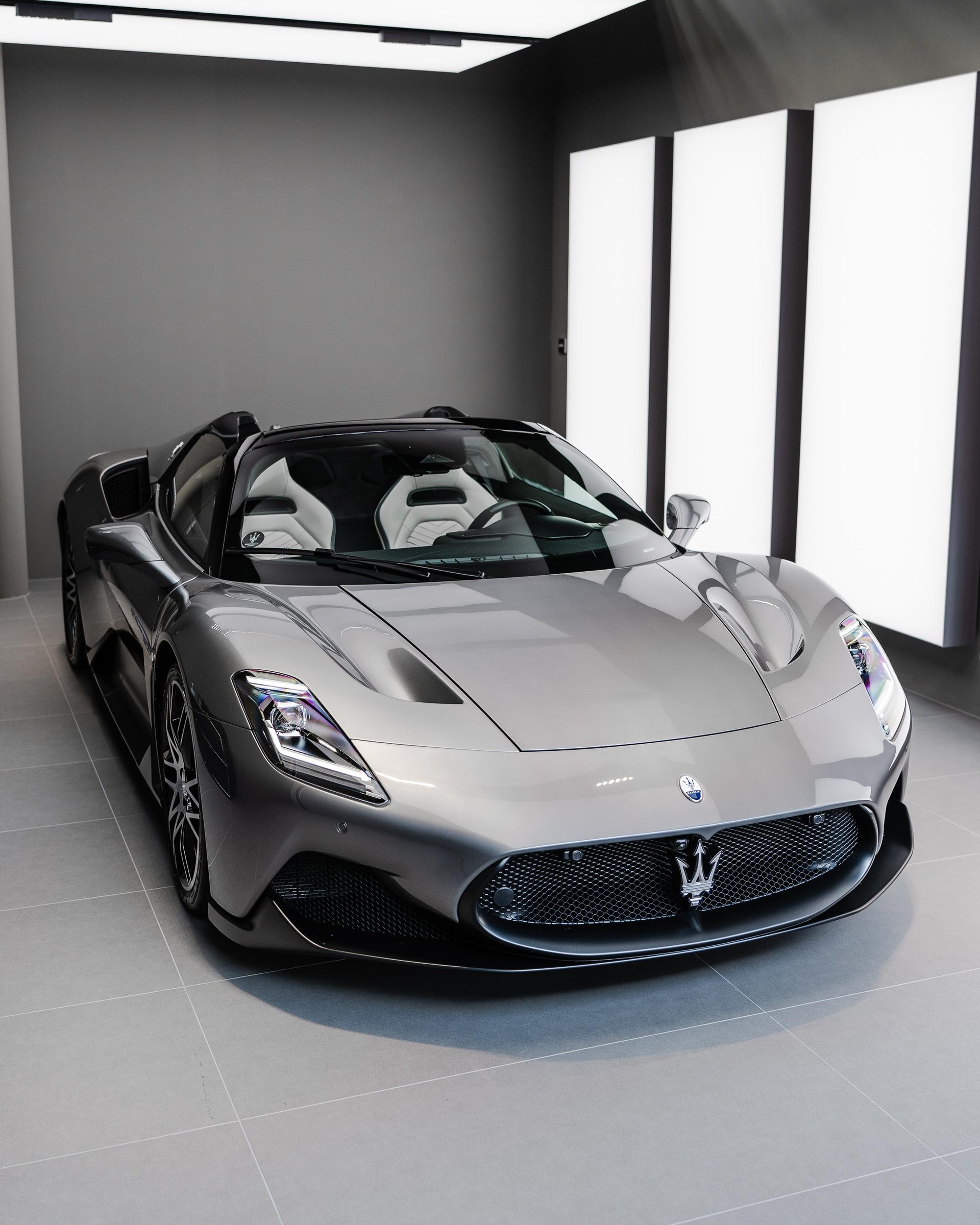 MASERATI MC20 Cielo - Grigio Mistero-showroom-element-1