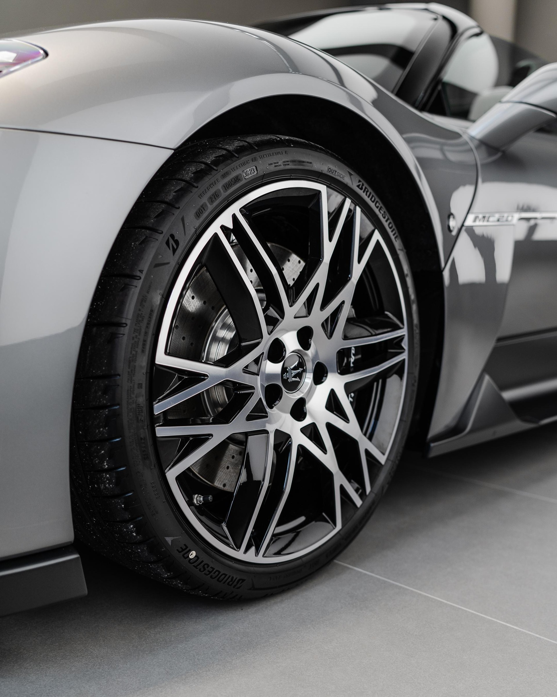 MASERATI MC20 Cielo - Grigio Mistero-showroom-element-3