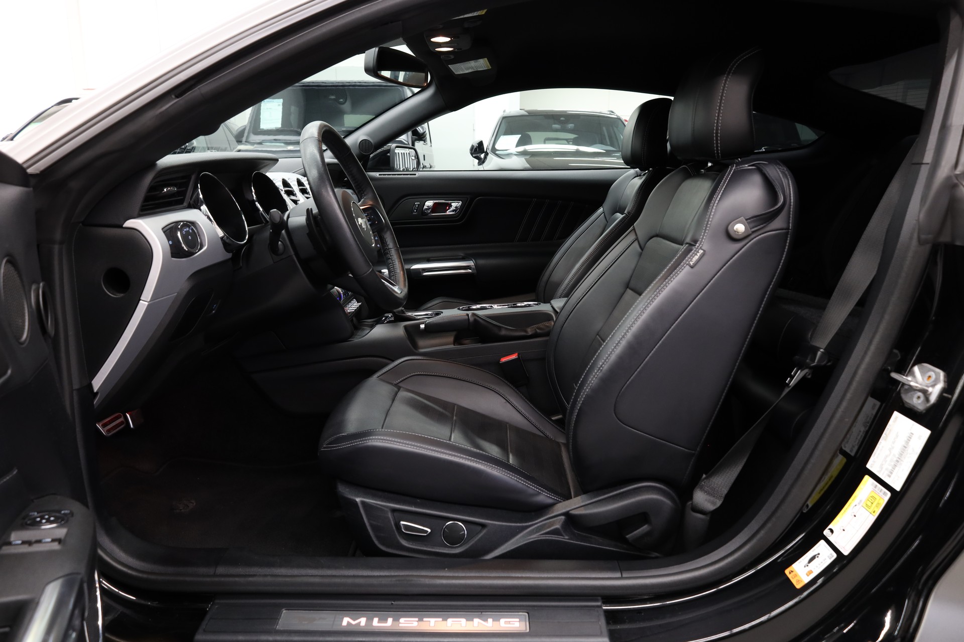 FORD Mustang Fastback 5.0 V8 GT Automat-image-10