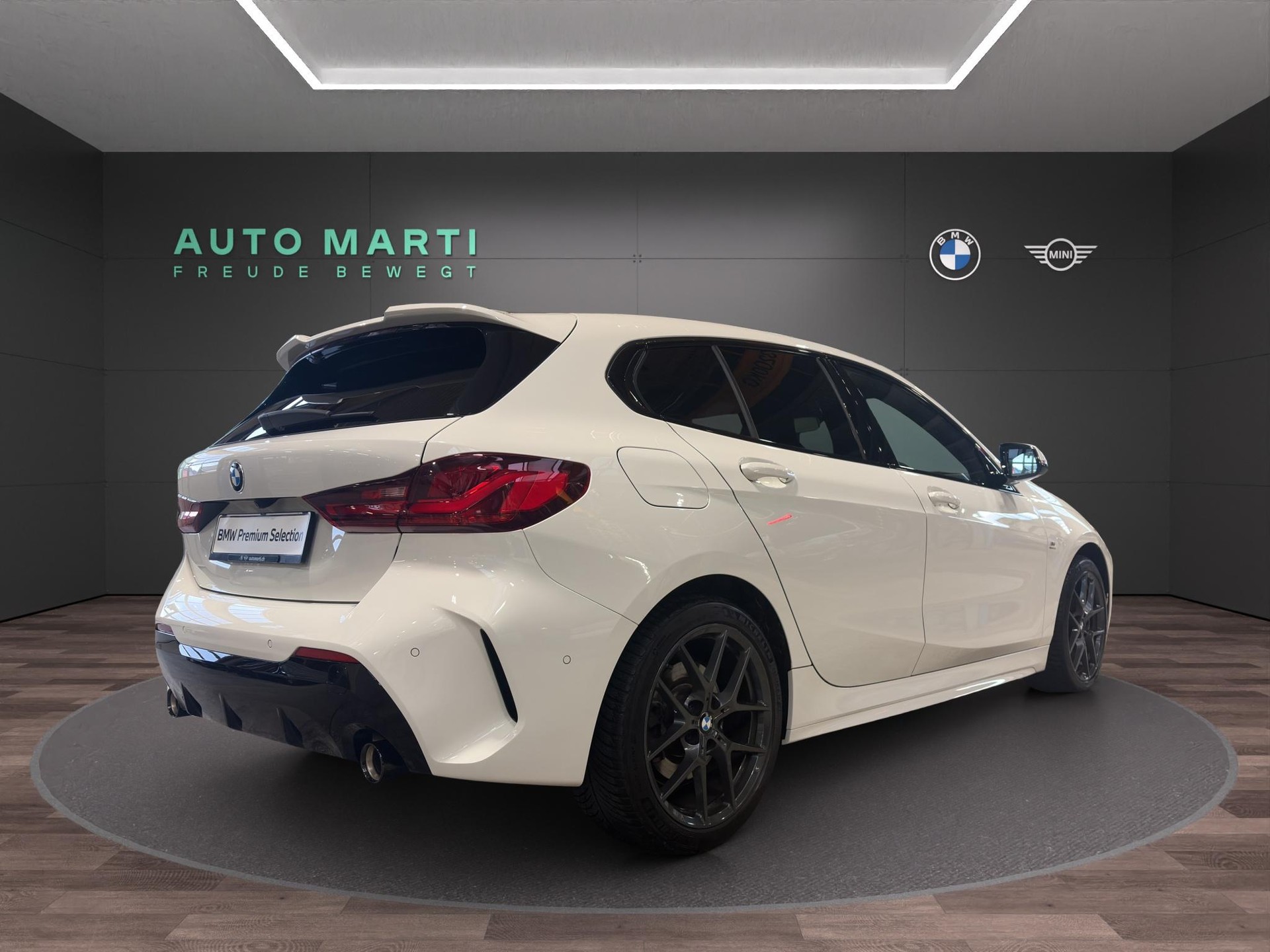 BMW 120d M Sport-showroom-element-3