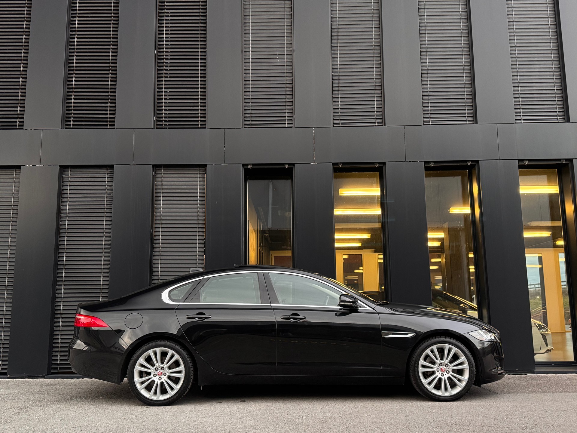 JAGUAR XF 20d Prestige Automatic-image-9