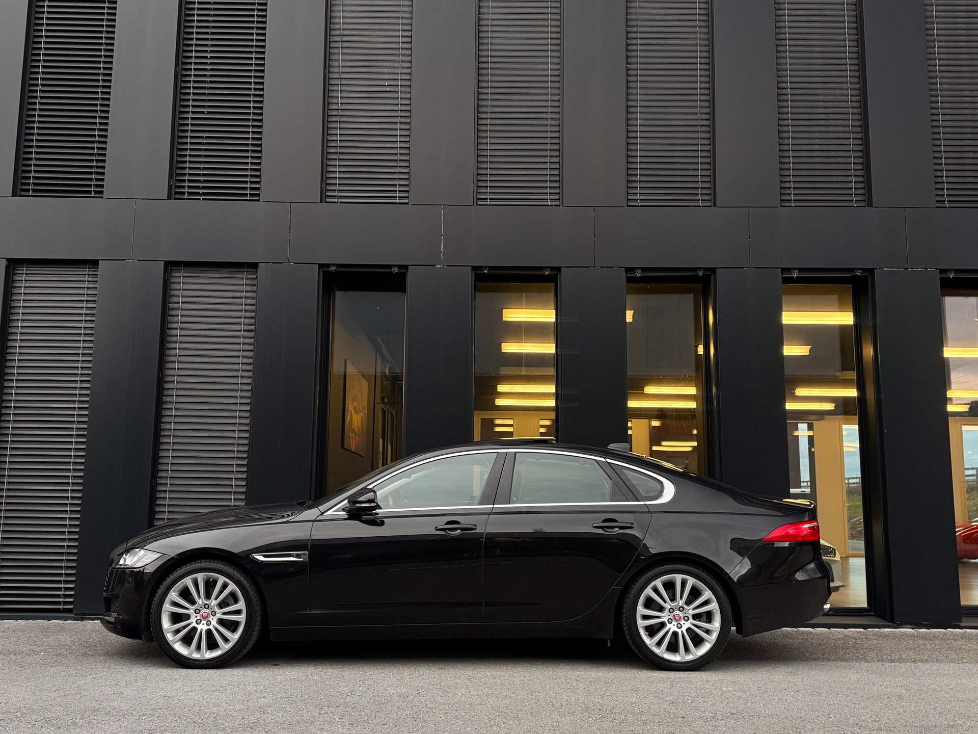 JAGUAR XF 20d Prestige Automatic-image-3