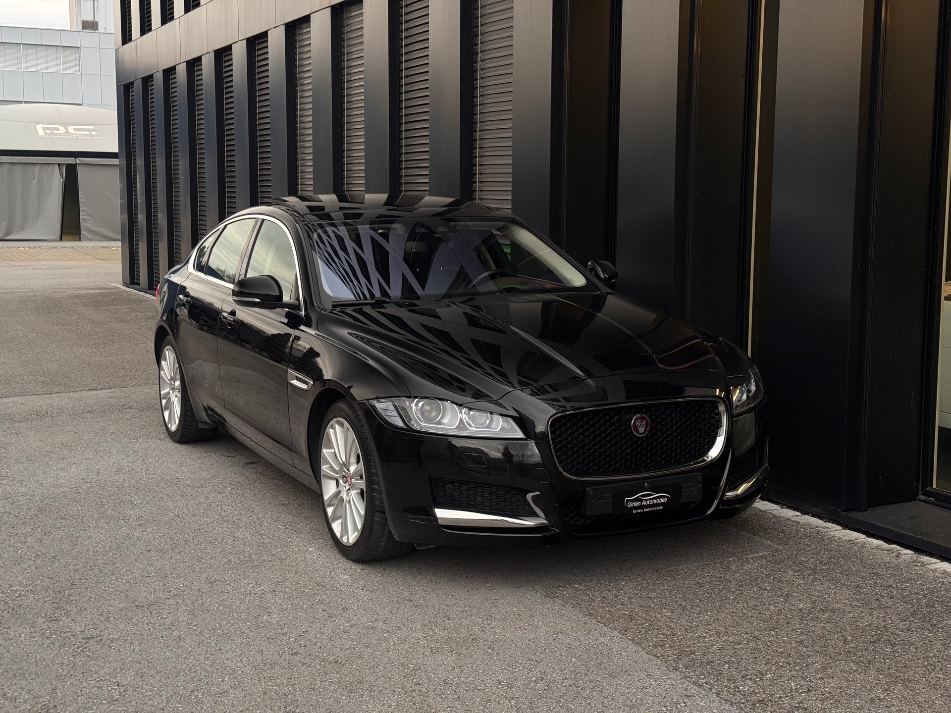 JAGUAR XF 20d Prestige Automatic-image-7