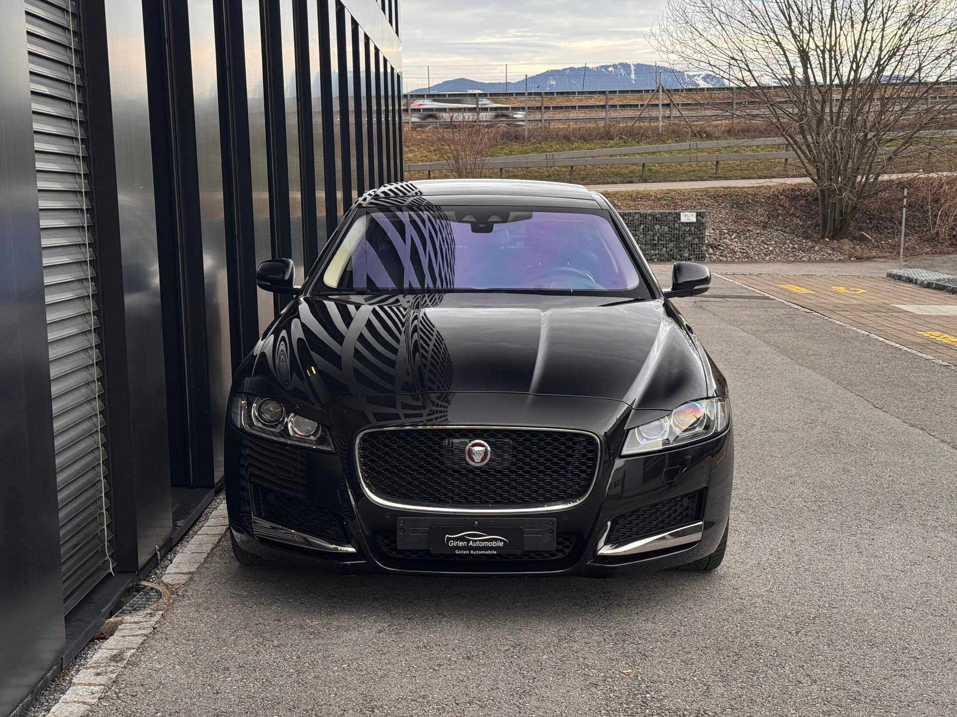 JAGUAR XF 20d Prestige Automatic-image-1