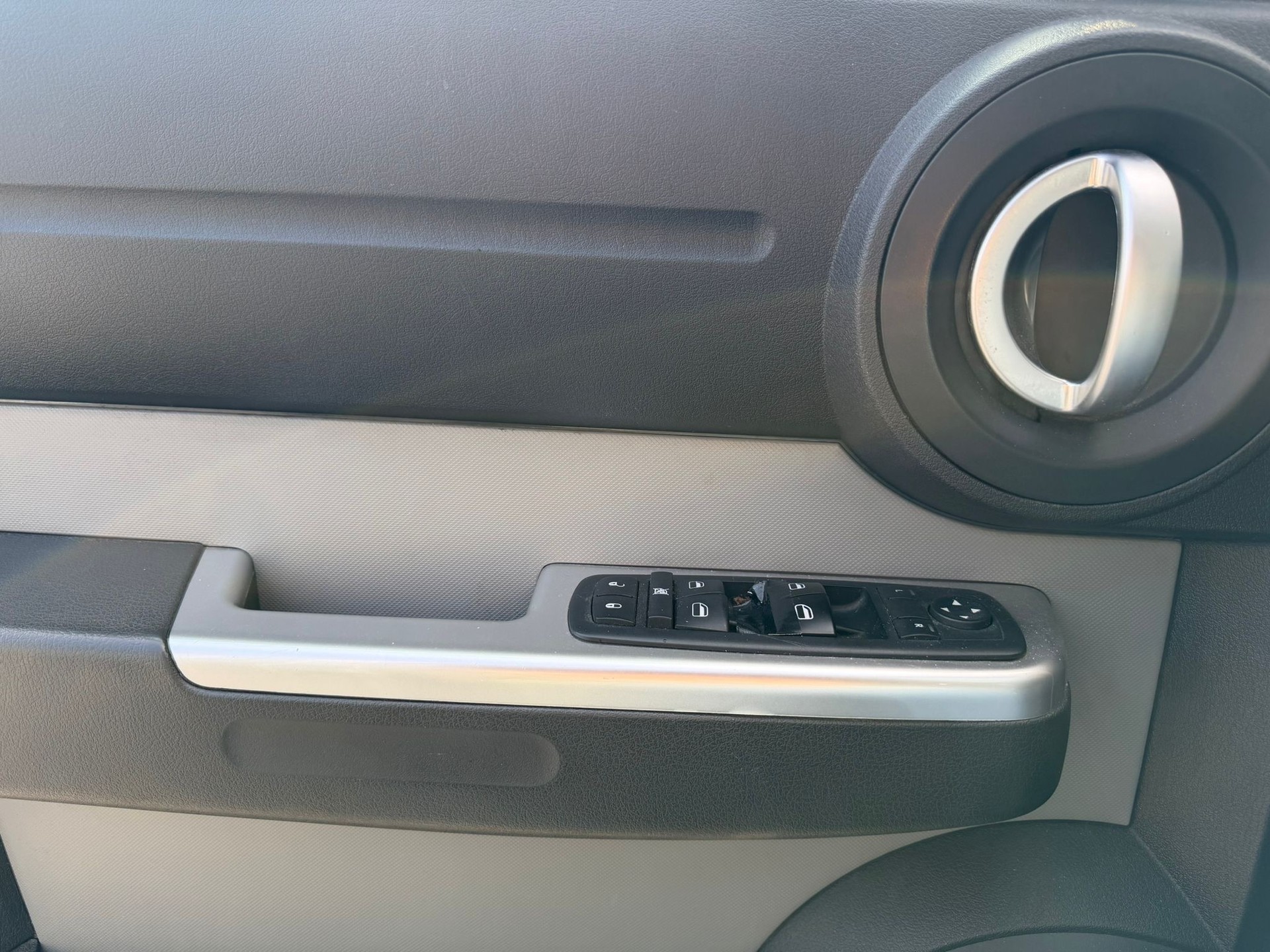 DODGE Nitro 2.8 CRD SXT-image-9