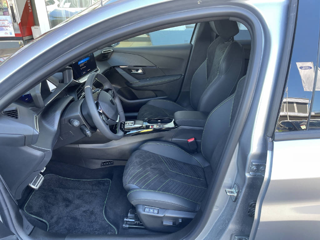 PEUGEOT 208 1.2 Hybrid 145 GT-image-4