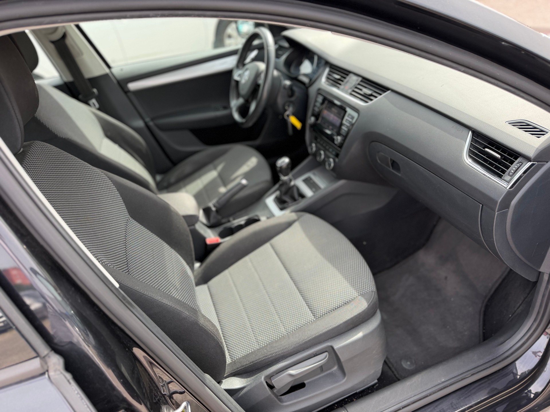 SKODA Octavia Combi 1.6 TDI Elegance 4x4-image-12
