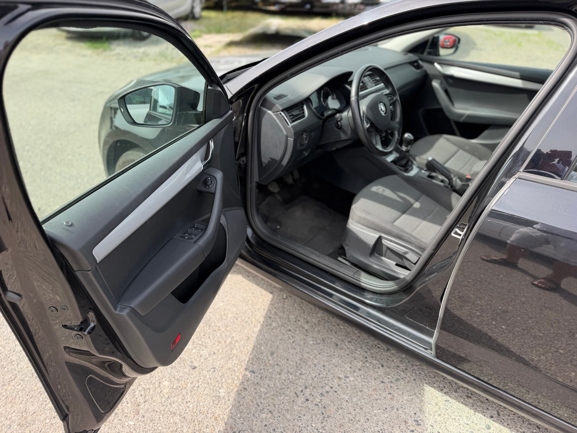 SKODA Octavia Combi 1.6 TDI Elegance 4x4-image-14