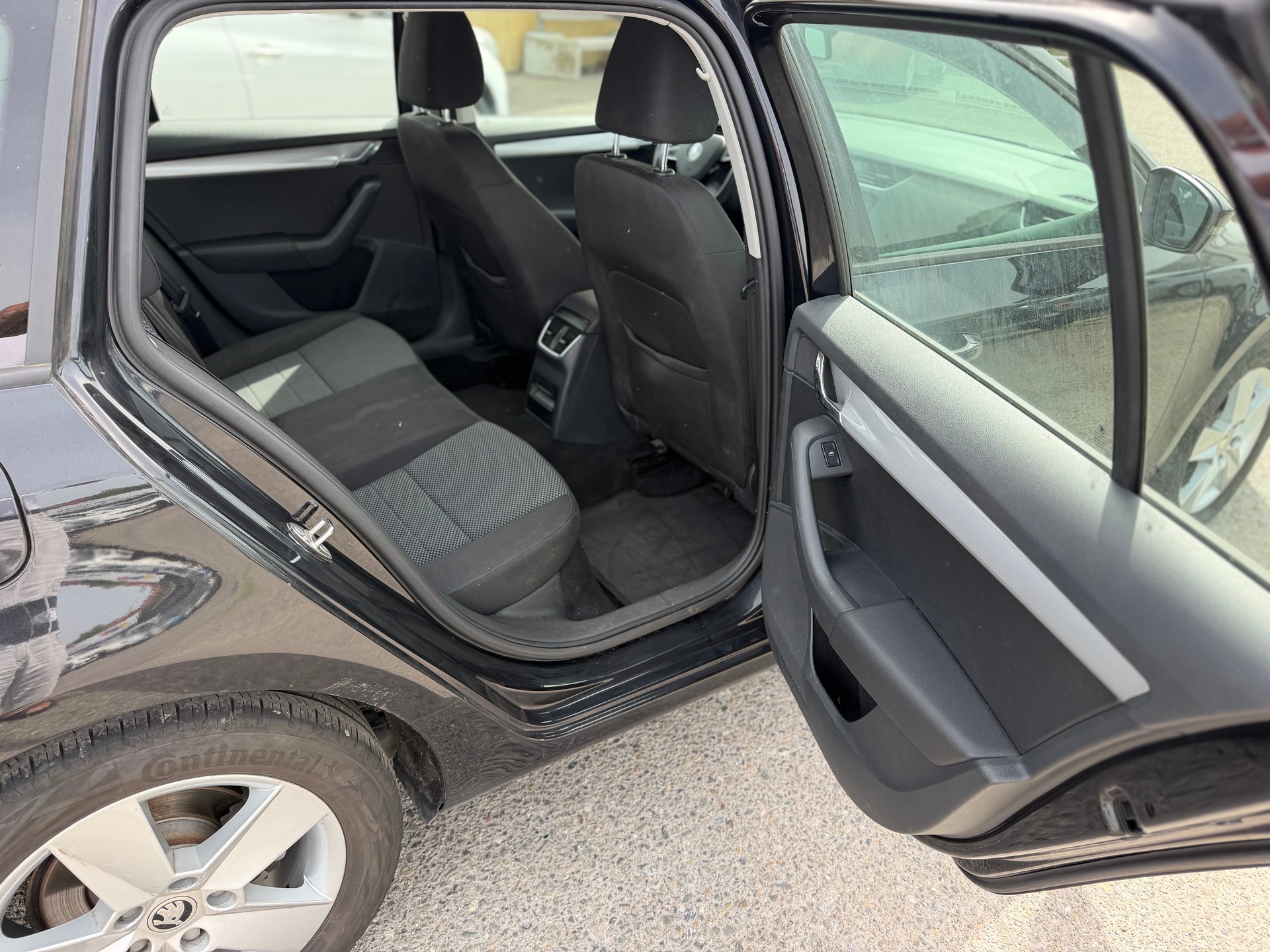 SKODA Octavia Combi 1.6 TDI Elegance 4x4-image-9