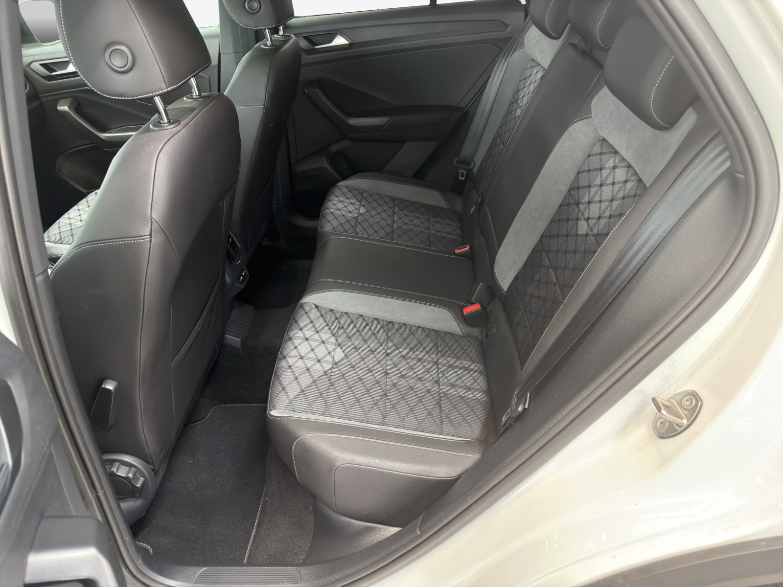 VW T-Roc 2.0 TSI R-Line DSG 4Motion-image-11