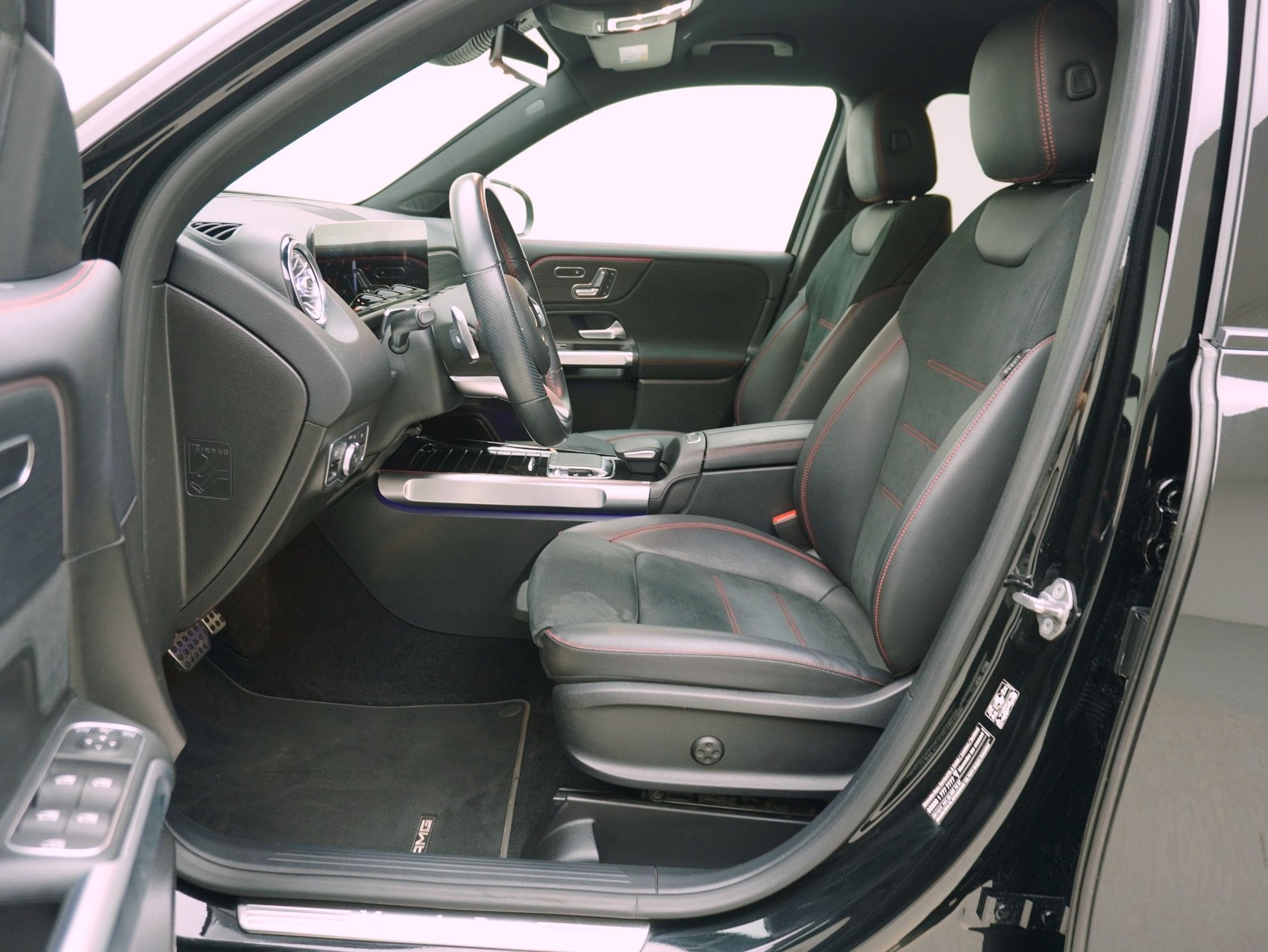 MERCEDES-BENZ GLB-Klasse GLB 250 AMG Line 4matic-image-9