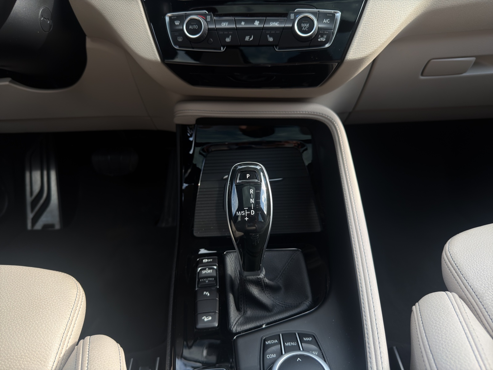 BMW X1 25i xDrive SAG-image-17