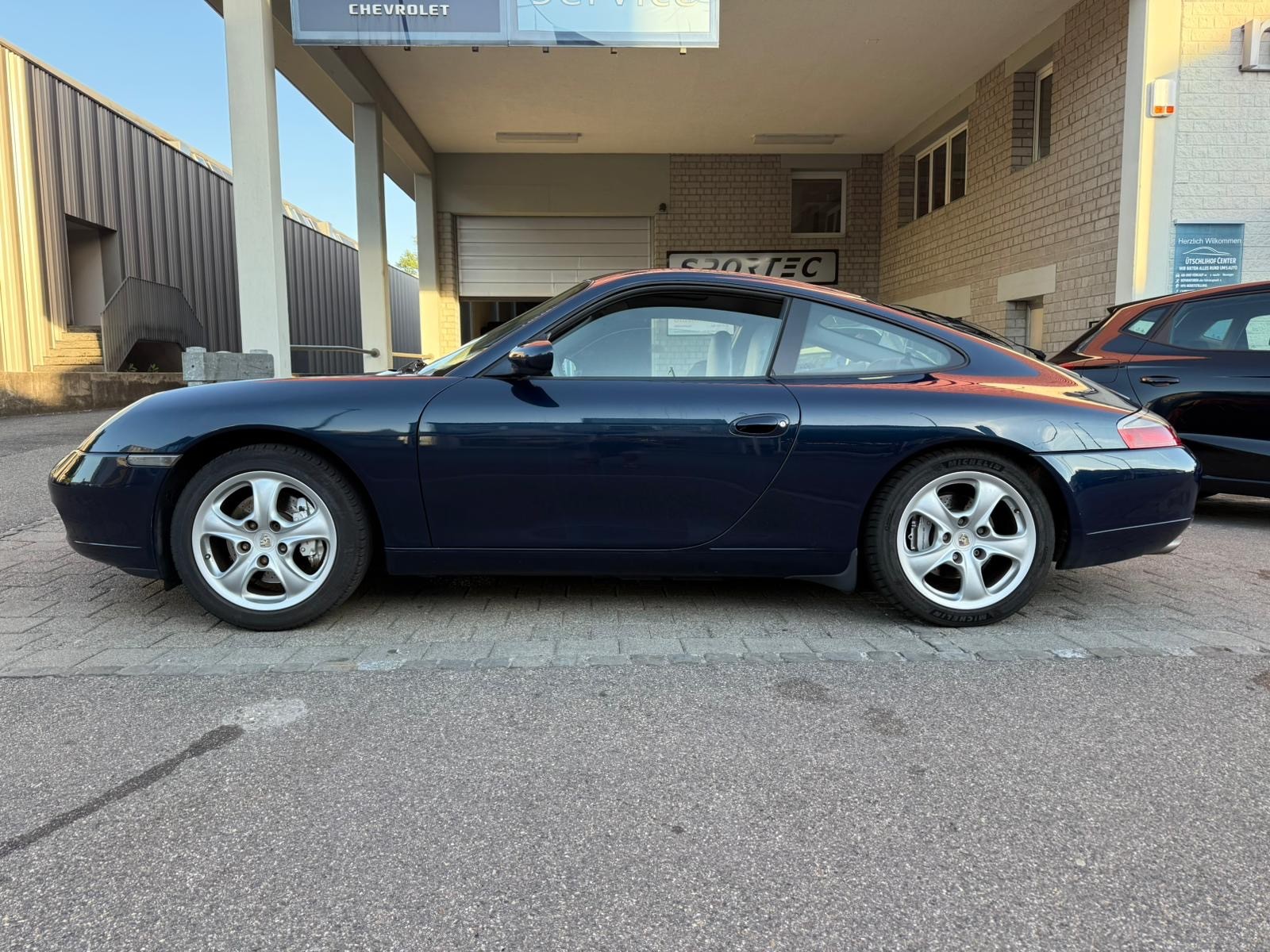 PORSCHE 911 Carrera 4-showroom-element-1