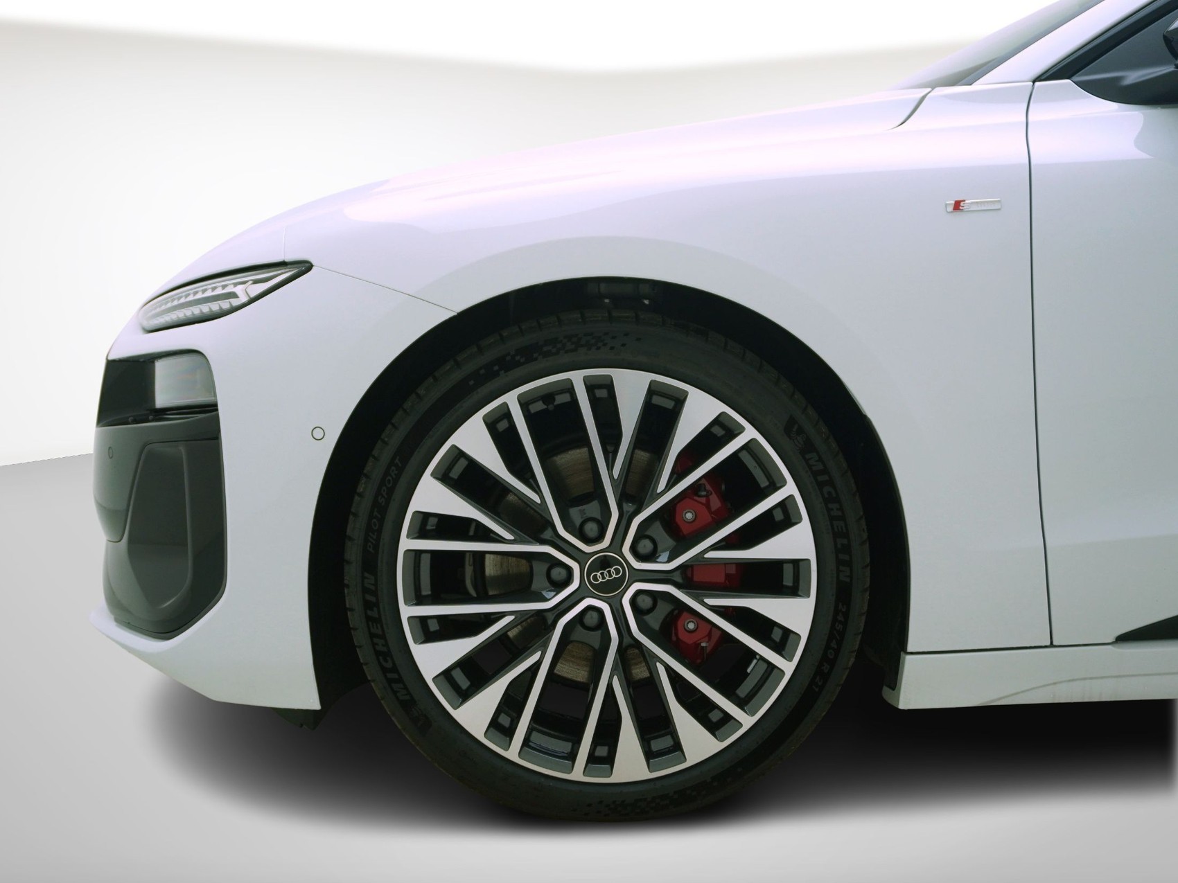 AUDI A6 e-tron Avant quattro S line-image-9